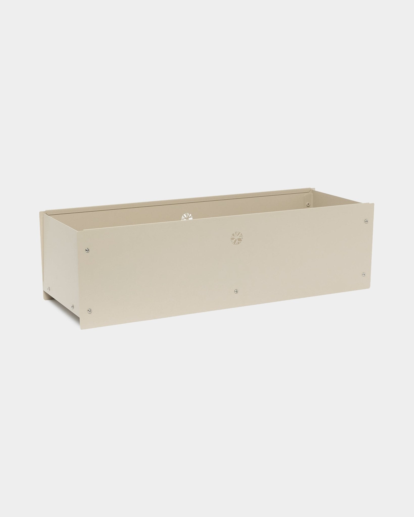 Nell | Metal Box / BM2 in beige von WoodUpp: ein Pflanzkasten aus steel mit Pulverbeschichtung in beige und seitlichen Öffnungen small, vor schlicht weißem Hintergrund.
