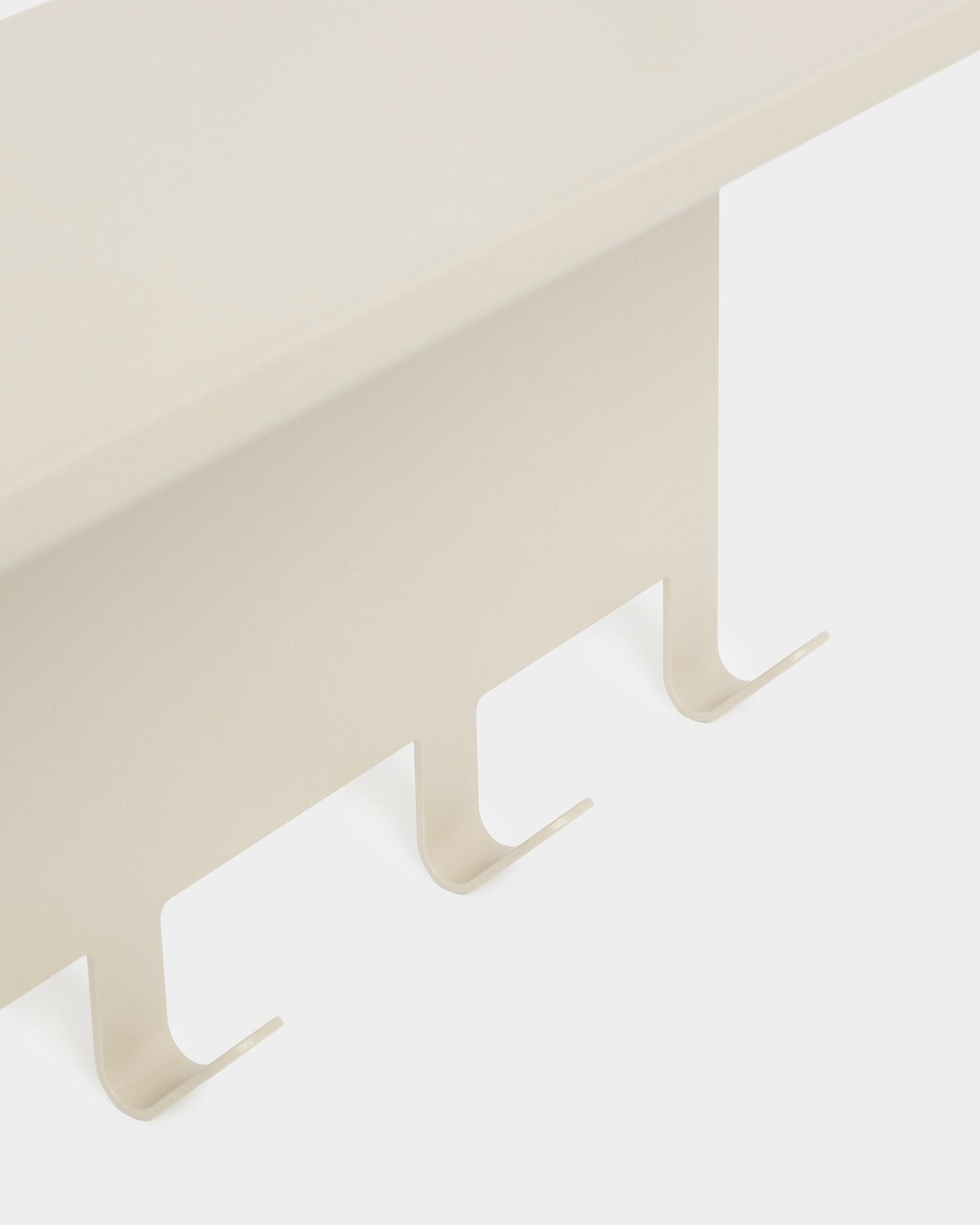 Die Nell | Garderobenleiste / BM1 von WoodUpp, beige pulverbeschichtetem steel, 63,5 x 24 cm mit drei nach unten gerichteten Haken. Gezeigt vor schlicht weißem Hintergrund.