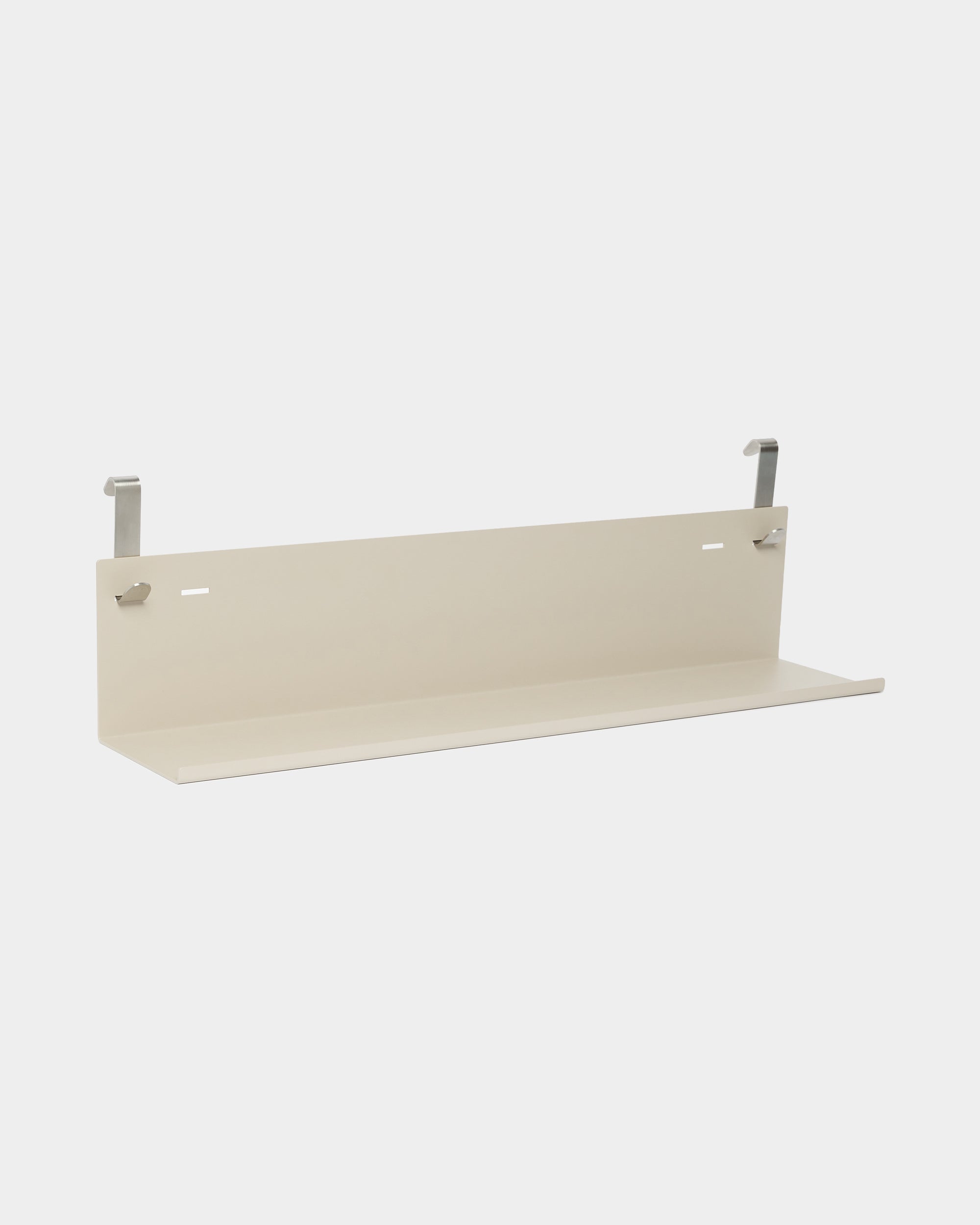 WoodUpp Nell Metallregal BM1 in beige, 63 x 13,4 cm, flache Ablage mit zwei Metallhalterungen, pulverbeschichtet in steel, gezeigt vor schlicht weißem Hintergrund.