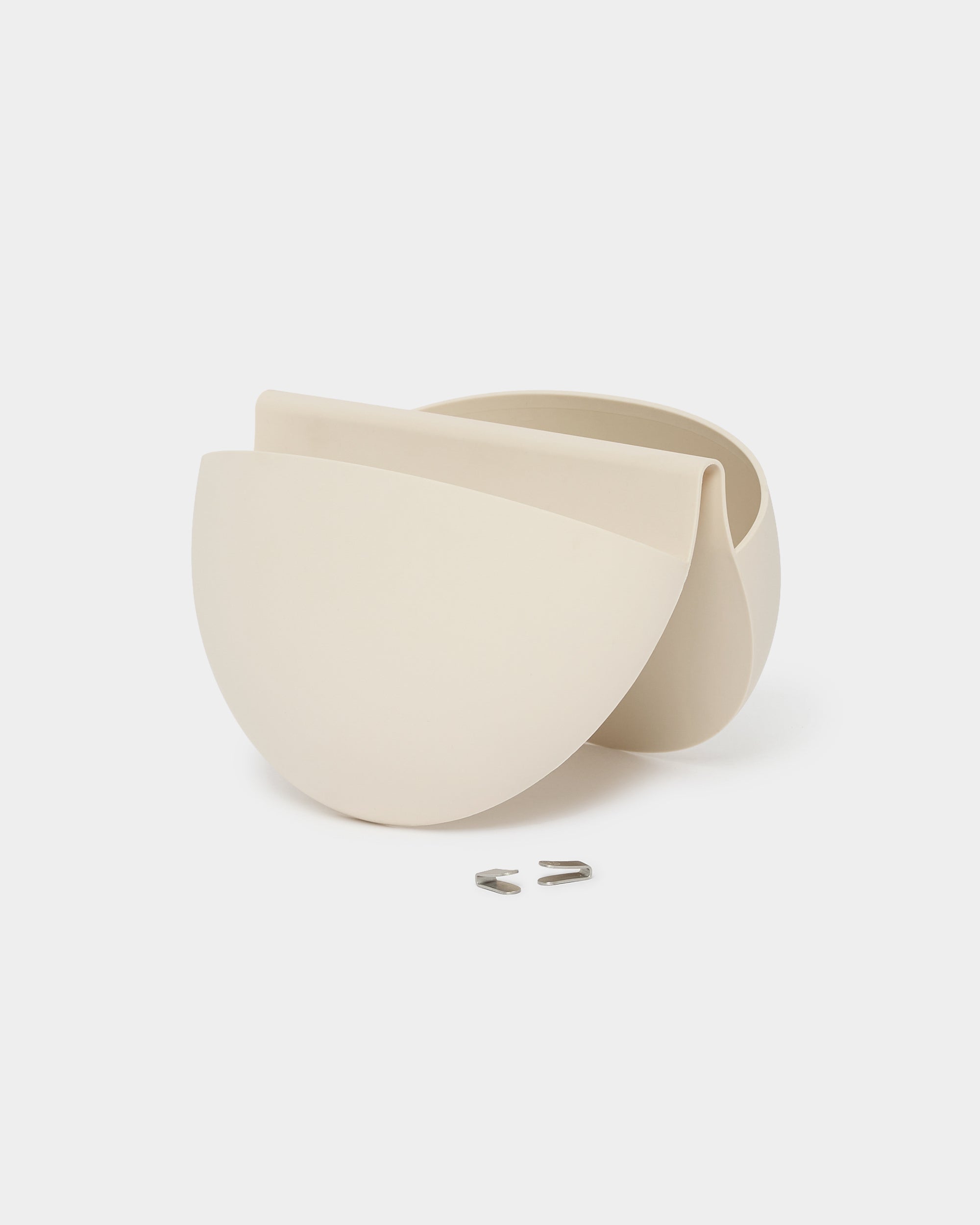 Gro | Soft Pocket / BM2 von WoodUpp ist ein halbkreisförmiger Wandpflanzkübel mit 4 l Fassungsvermögen in hellem beige, modernem Design und wiederverwendbarer TPV-Pflanztasche, kompatibel mit Akupanel.