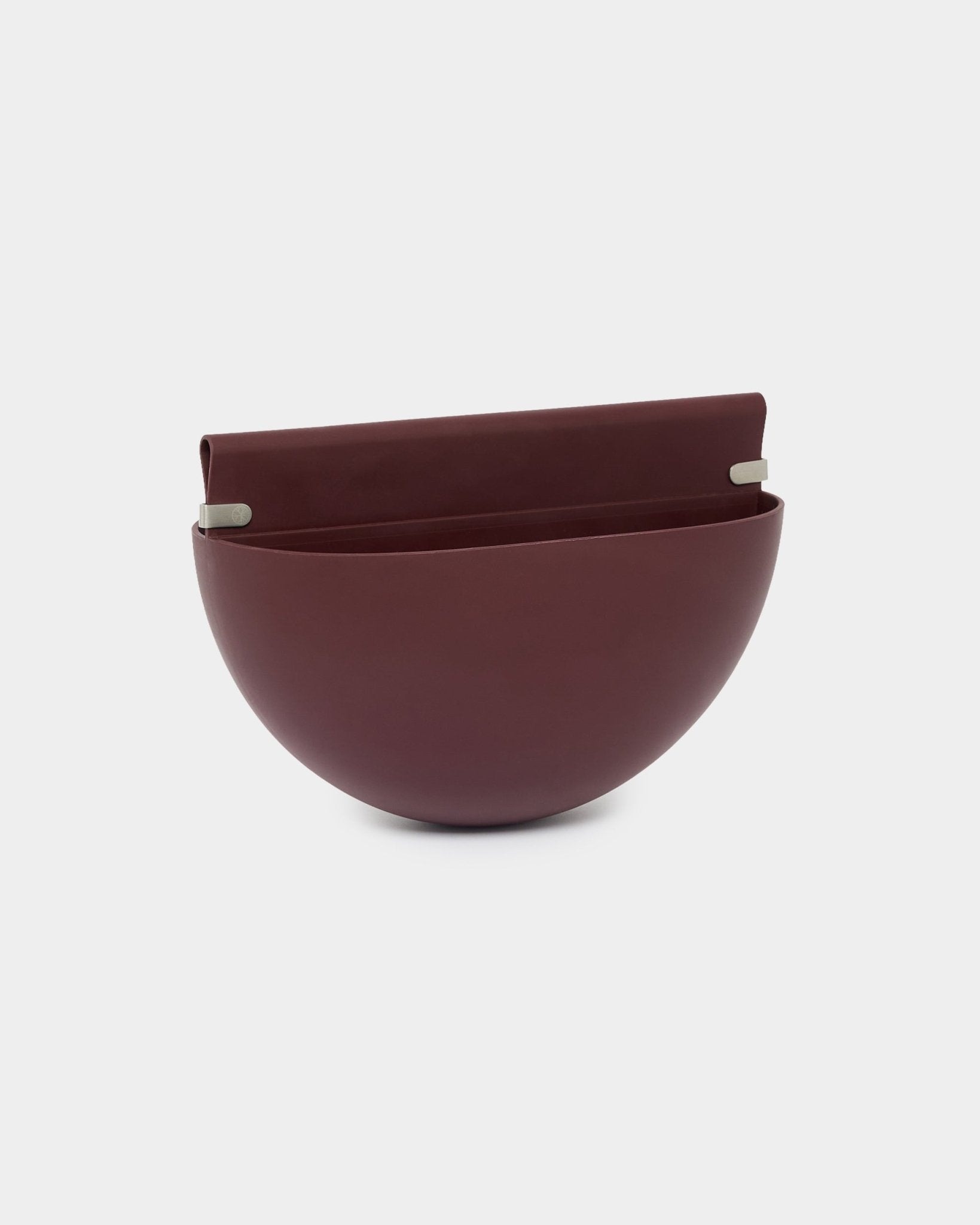 WoodUpp Gro Soft Pocket / Pflanzgefäß BM2 in Ox Red mit 4 l Fassungsvermögen, halbkugelförmigem Design, flacher Rückseite und zwei Metallhalterungen zur Montage an Akustikpaneelen.