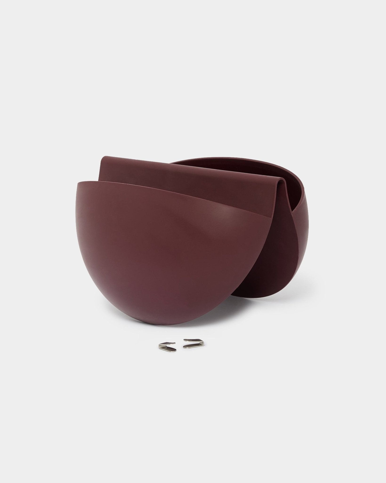 Zwei WoodUpp Gro Soft Pocket Pflanzgefäße BM2 in Ox Red mit 4 l Fassungsvermögen sind nebeneinander platziert und jeweils mit einem Metallhaken zur Montage an Akustikpaneelen ausgestattet.