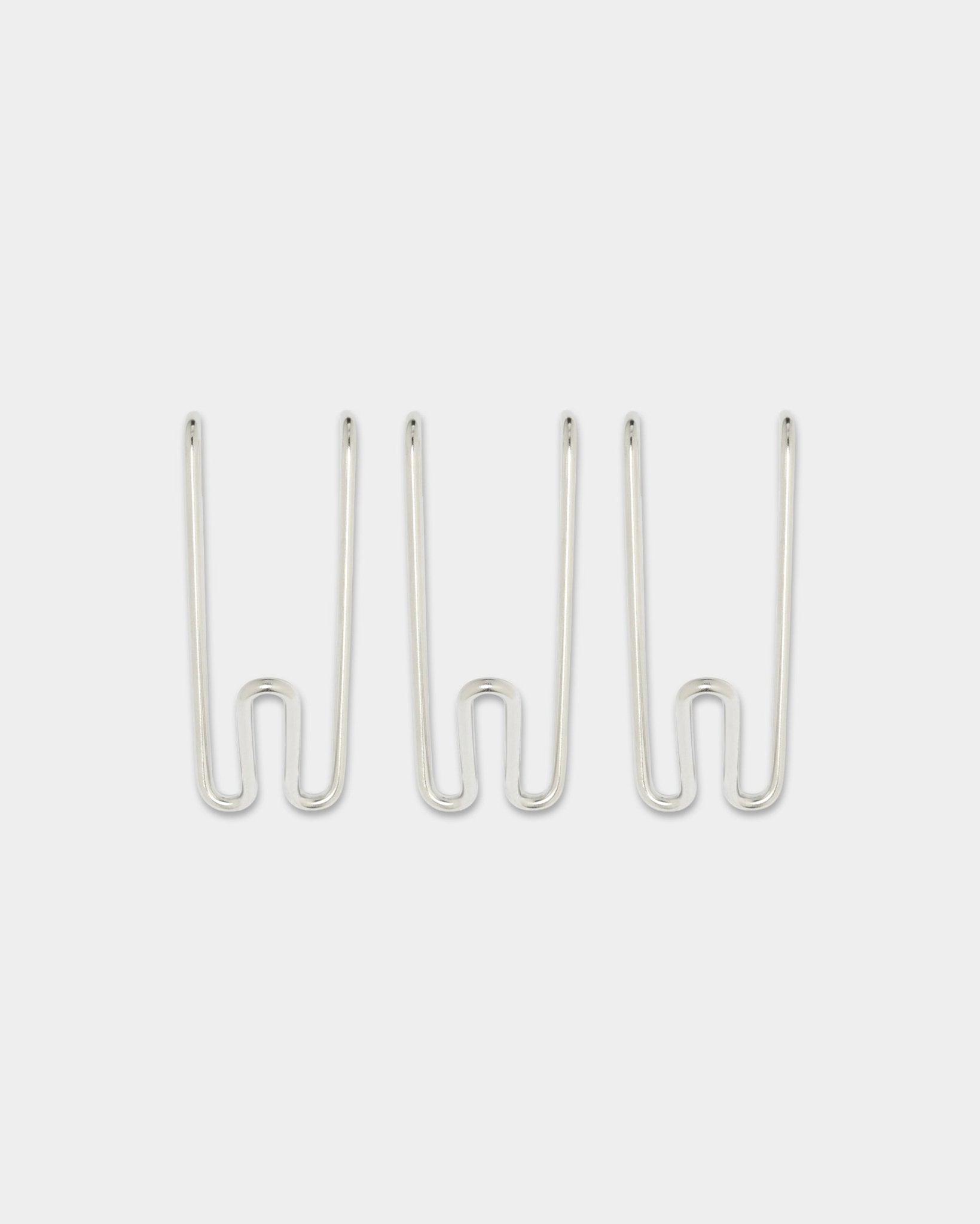 Drei Alva Wire Hooks BM1, kurz, aus Edelstahl steel aus WoodUpps CREATE-Kollektion, gleichmäßig auf einem schlichten weißen Hintergrund angeordnet.