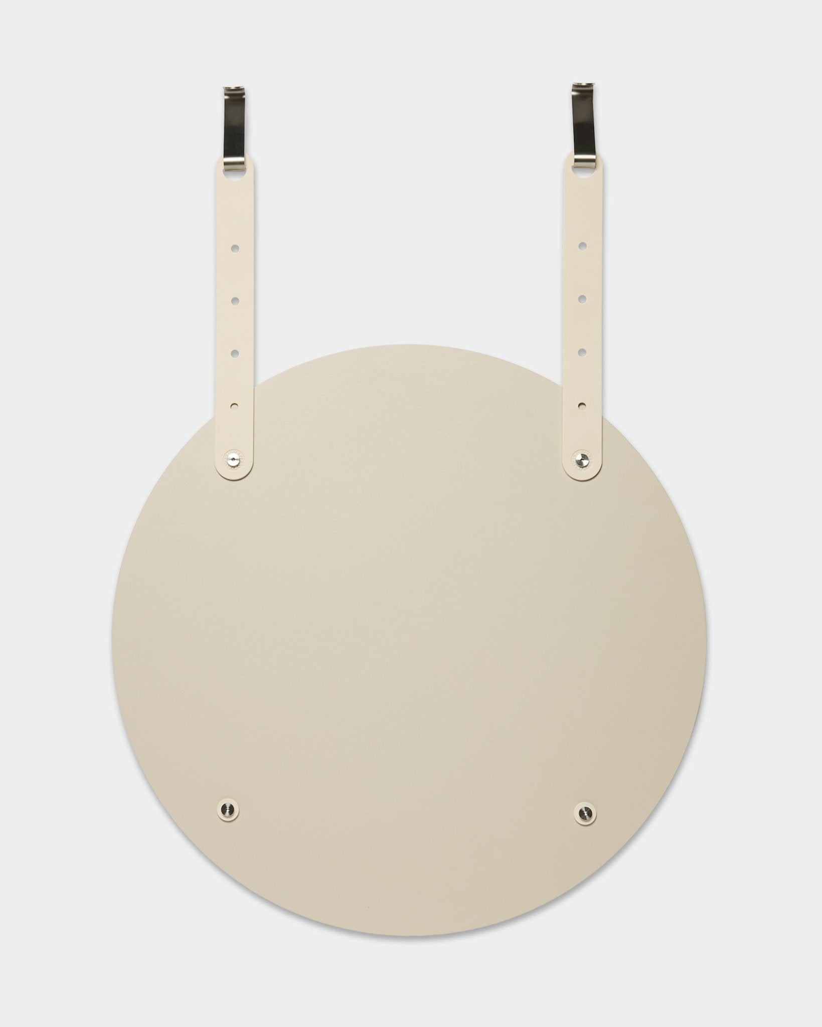 Der Vala | Mirror / BM1 von WoodUpp ist ein runder beige Wandspiegel mit verstellbaren Lederriemen zum Aufhängen; für die Montage sind keine Bohrungen in der Wand nötig.