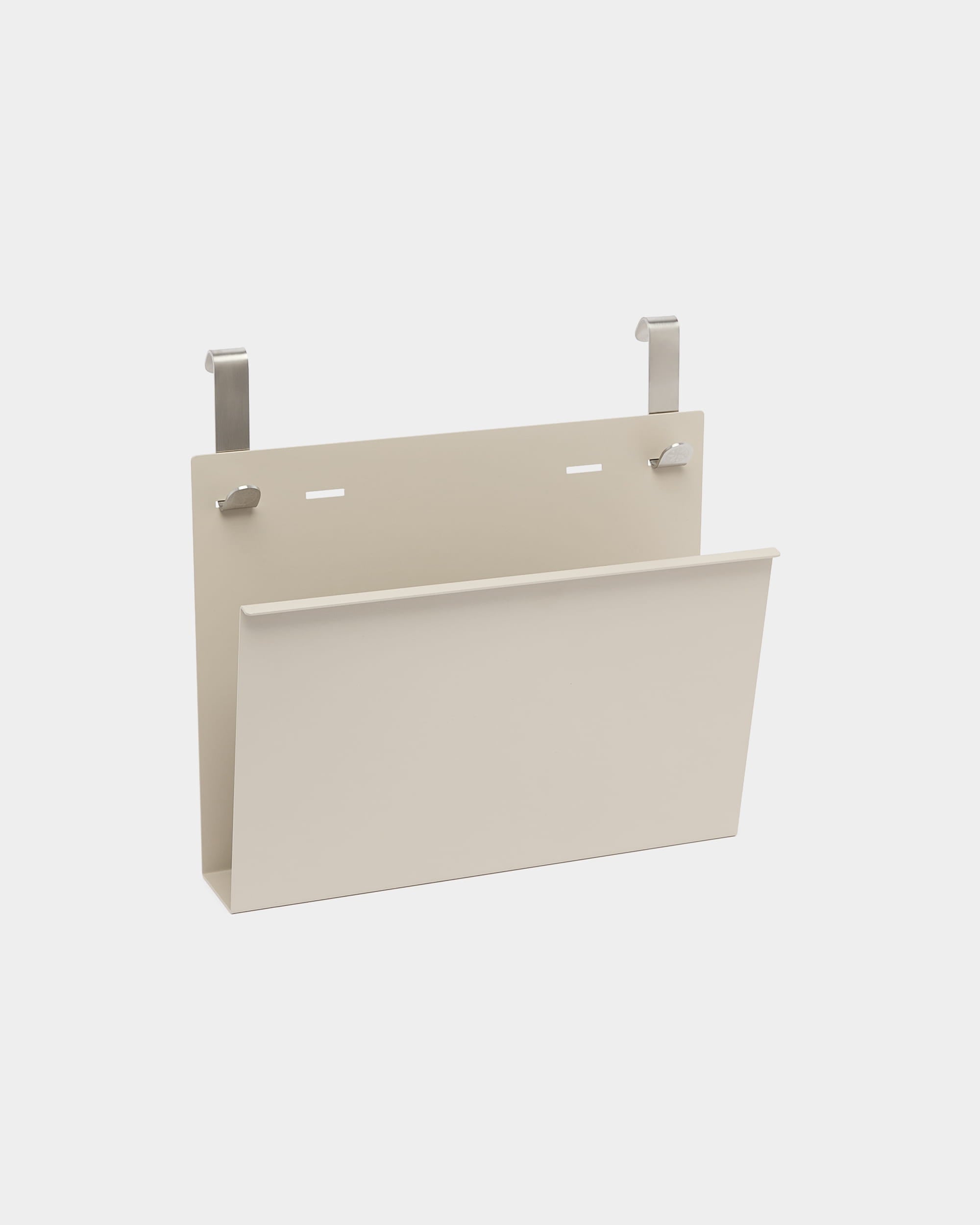 Der Nell Magazine Storage von WoodUpp ist ein beige pulverbeschichteter Halter aus steel mit zwei silbernen Haken zum Aufhängen an nordischen akustischen Raumteilern oder Trennwänden.