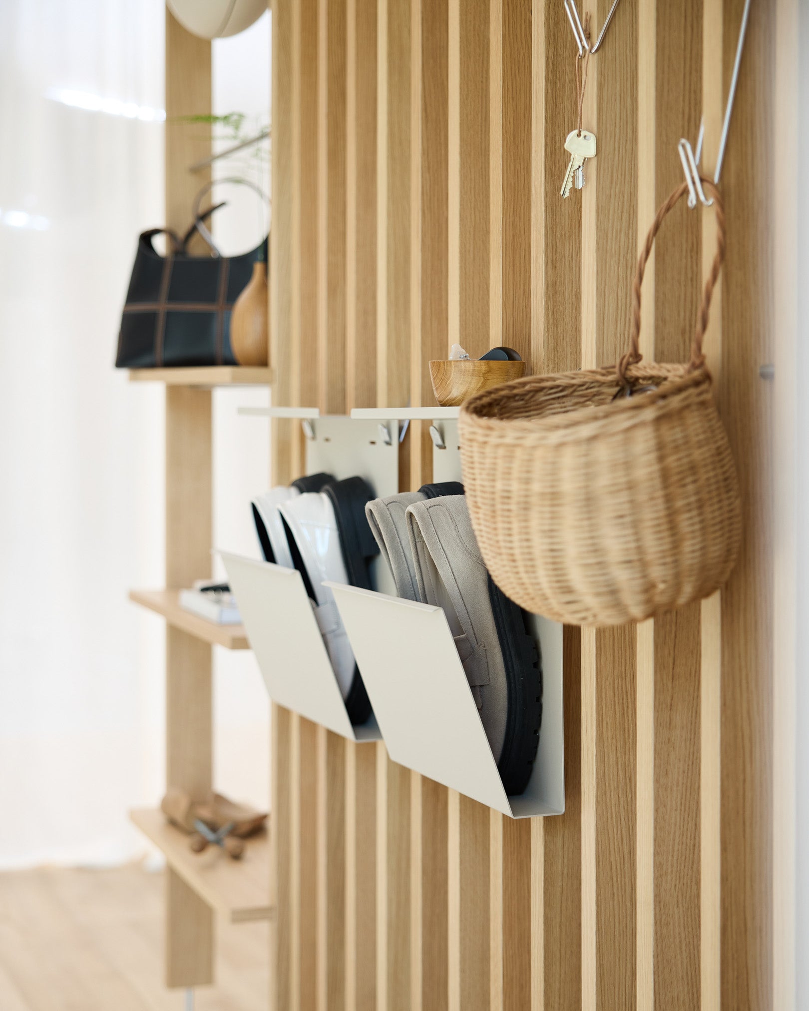 Moderner Flur mit WoodUpps beige Nell Schuhaufbewahrung, Akustik-Holzpaneelwänden in Akupanel, Wandhaken, einem Hängekorb und einer Ablage mit Deko-Objekten.