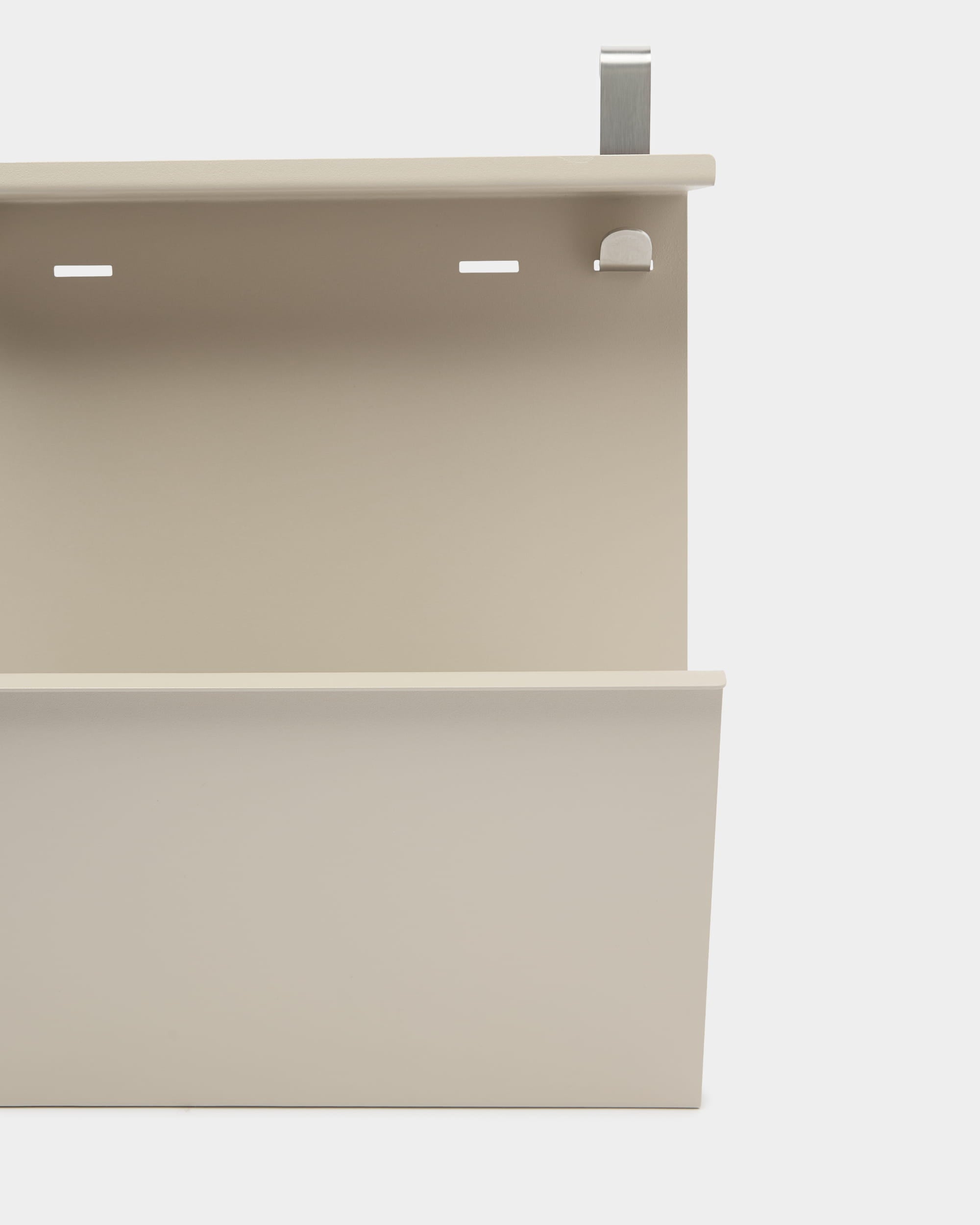 Die Nell Schuhaufbewahrung von WoodUpp ist ein wandmontierter Organizer in beige steel mit Ablage, Fächern und Haken zum Verstauen von Schuhen oder zum Organisieren von small Alltagsgegenständen.