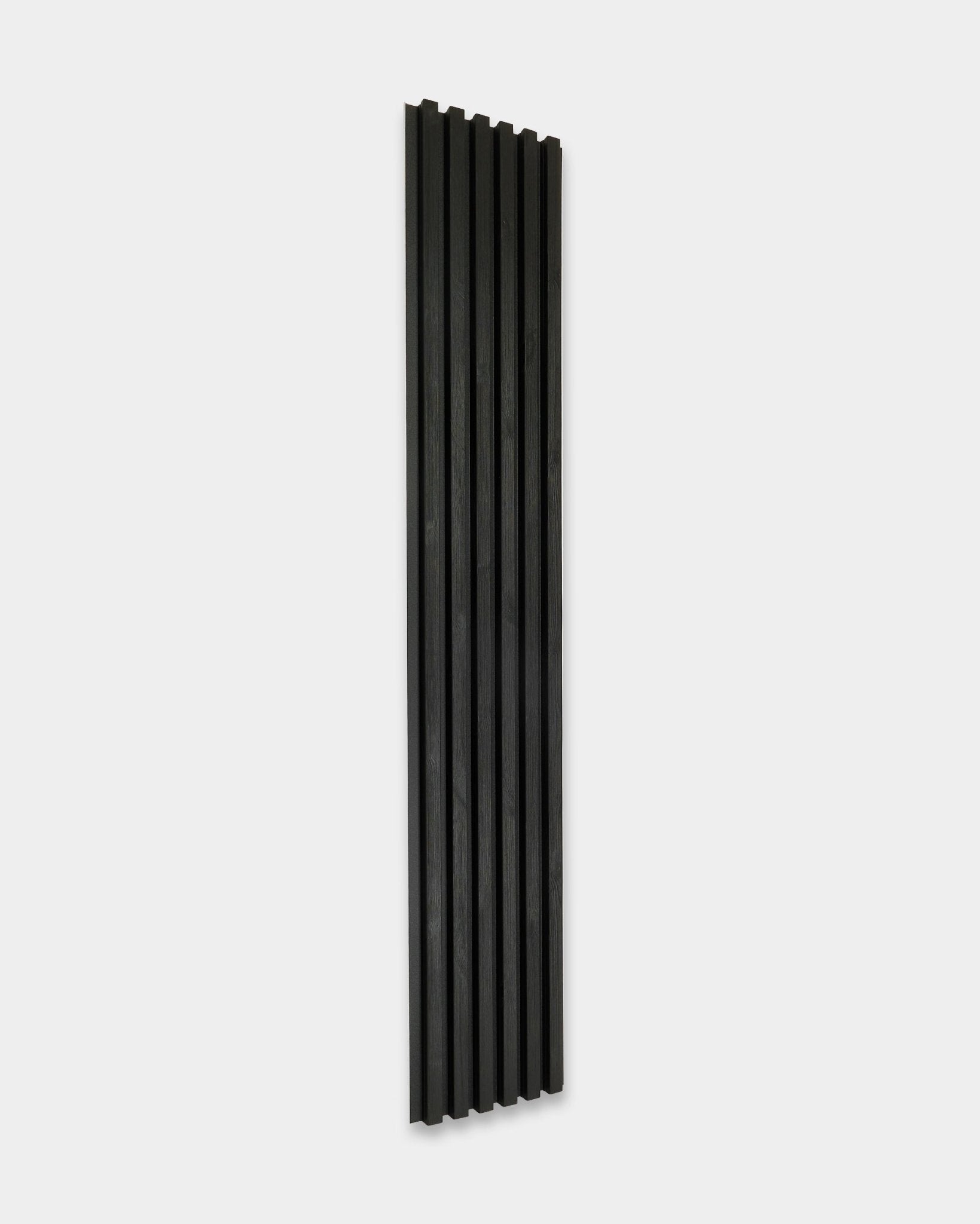 Aluwood Outdoor-Fassadenpaneel von WoodUpp, black, 240 x 45,1 cm, mit vertical Nuten, vor einem schlichten hellgrauen Hintergrund.