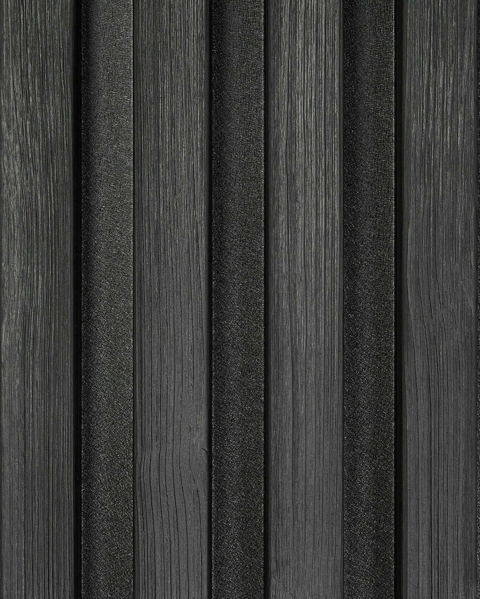 Nahaufnahme eines Aluwood Black Fassadenpaneel-Musters (45,7 x 27 cm) von WoodUpp, das vertikal strukturierte Lamellen mit einem modernen Streifenmuster zeigt.