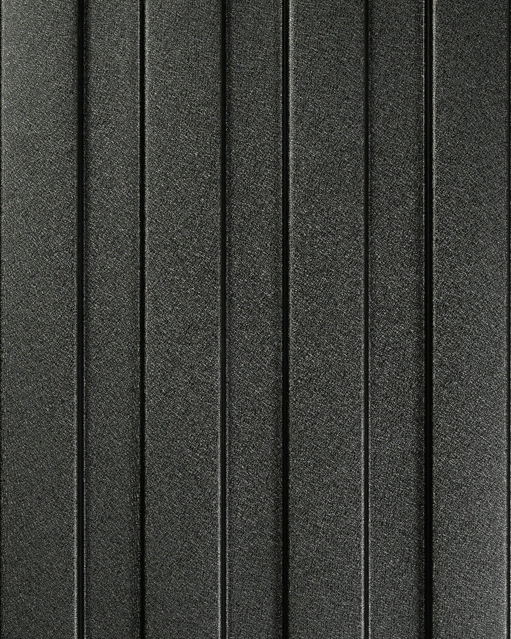 Nahaufnahme eines WoodUpp Aluwood Fassadenpaneels, 240 x 45,1 cm, mit strukturierter dunkelgrauer Oberfläche und gleichmäßig angeordneten vertical erhabenen Streifen für den Außenbereich.