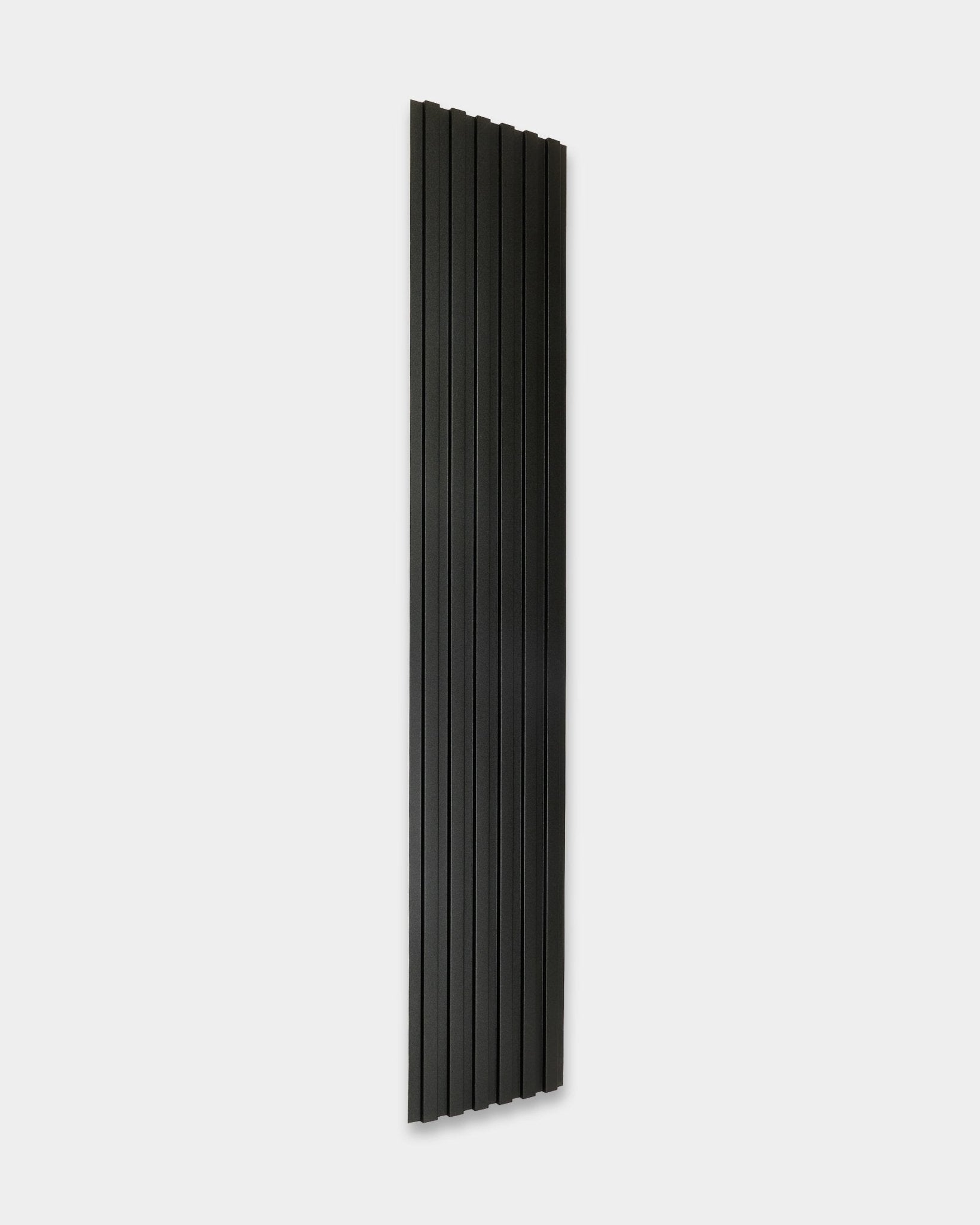 WoodUpp Aluwood Outdoor-Fassadenpaneel, 240 x 45,1 cm, hoch und schmal mit vertical black Erhebungen, vor einem schlichten weißen Hintergrund.