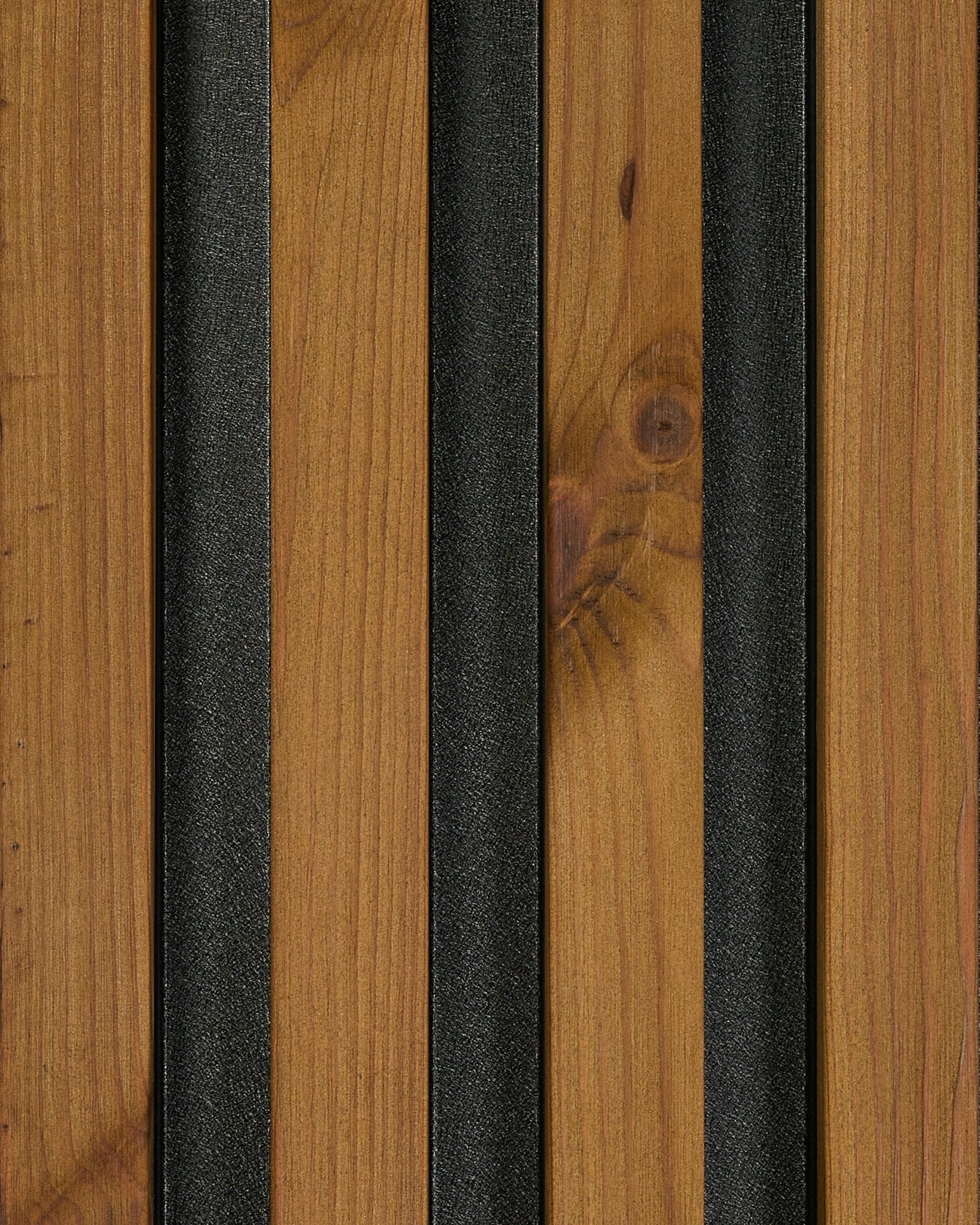 Nahaufnahme eines WoodUpp Aluwood Fassadenpaneel-Musters in geöltem brown Finish (45,7 x 27 cm), die die natural wood Maserung und die black strukturierten Leisten hervorhebt.