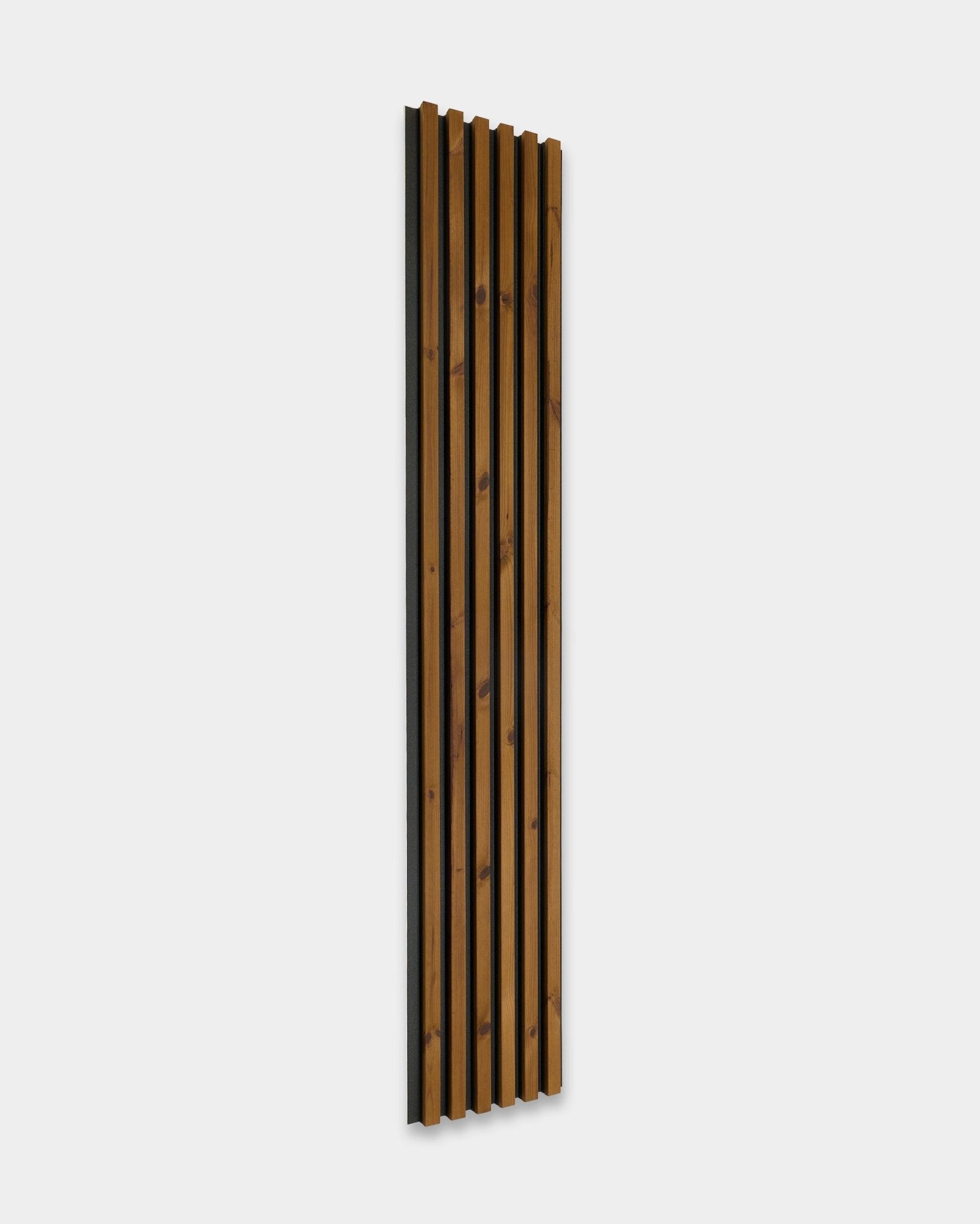 WoodUpp Aluwood Fassadenpaneel in geöltem brown, 240 x 45,1 cm, mit thermisch behandelter nordischer Fichte und dunkler Akustikrückseite für den Außenbereich.