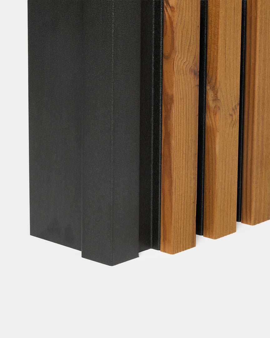 Nahaufnahme des WoodUpp Aluwood Fassadenpaneels für Außenecken, 240 cm, mit vertical Holzlamellen und black Metallpaneelen vor weißem Hintergrund.