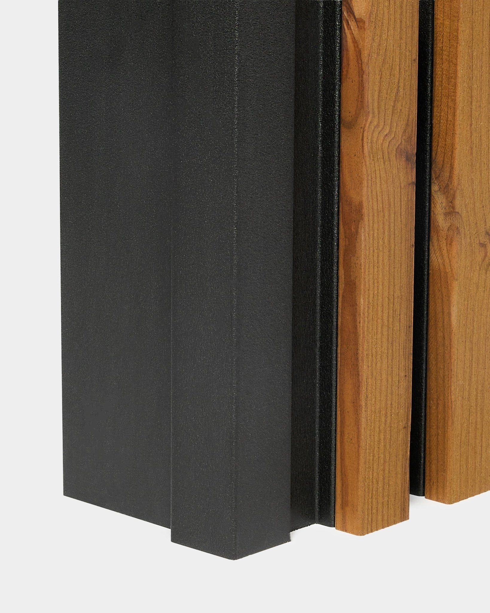 Aluwood Inside Corner Fassadenpaneel, 240 cm, mit black und pulverbeschichteter Holzmaserungsoberfläche, dargestellt vor schlicht weißem Hintergrund.