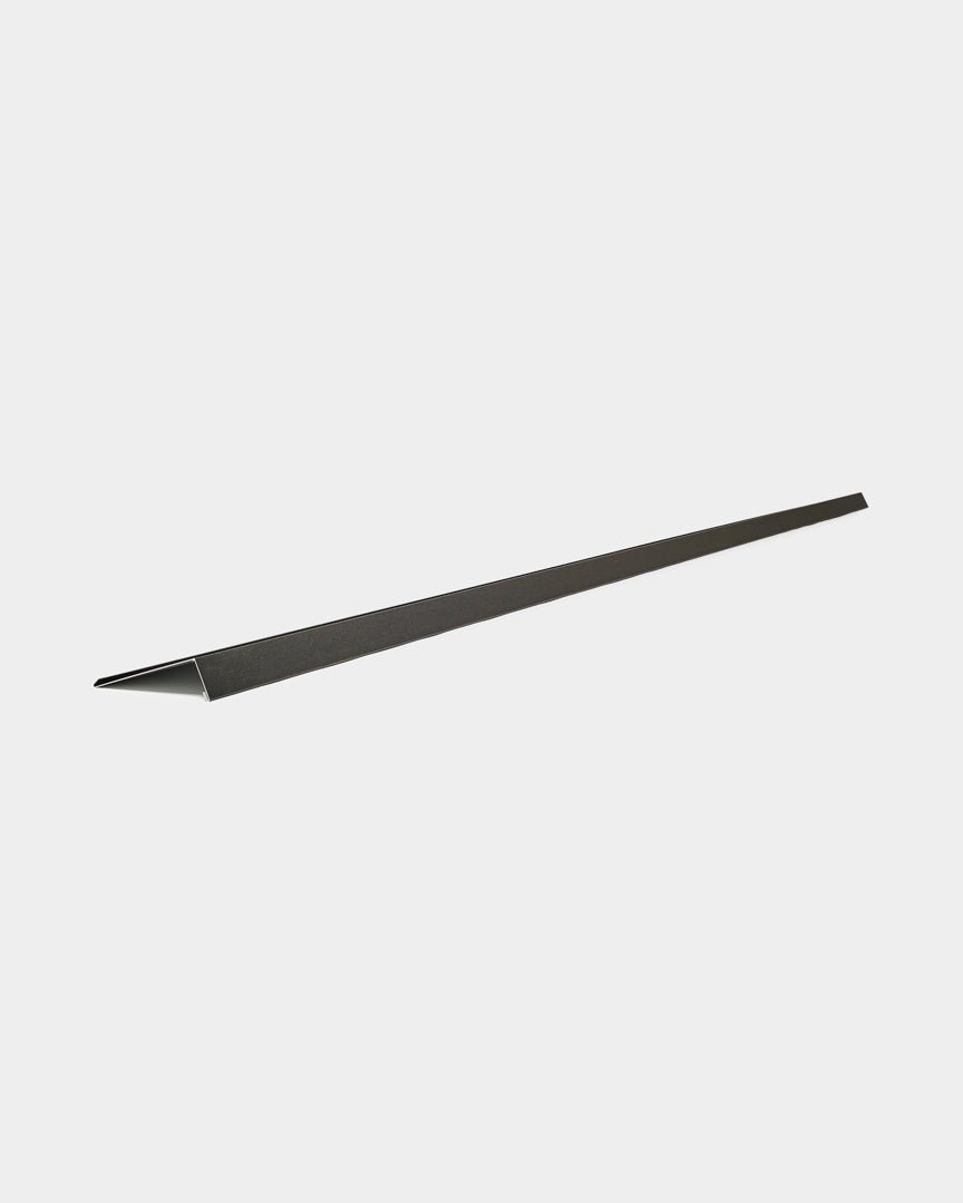 WoodUpp Aluwood Fensterbank, 240 cm, schlankes, pulverbeschichtetes Aluminium-Fassadenpaneel mit dreieckigem Querschnitt, dargestellt vor weißem Hintergrund.