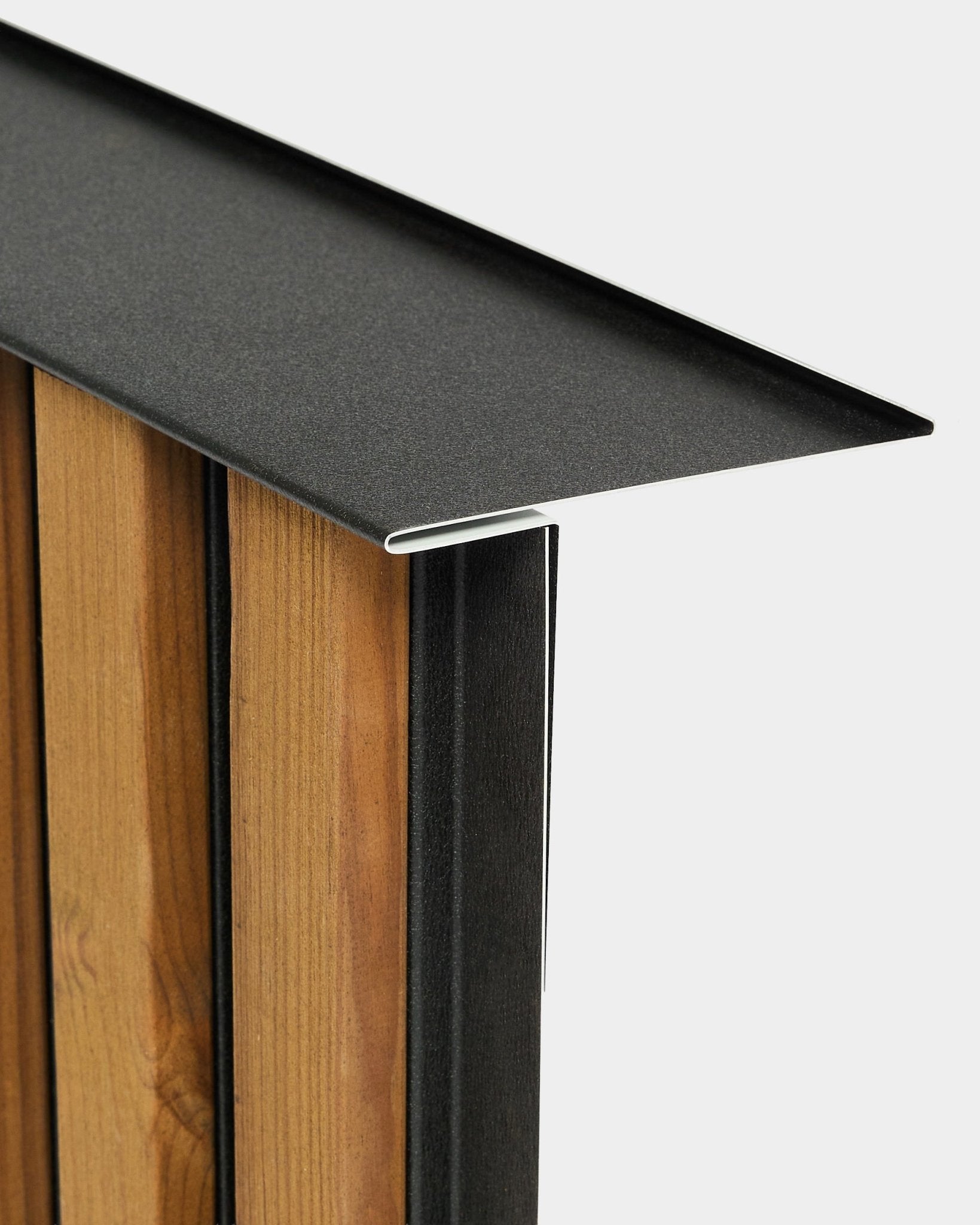 Nahaufnahme des Installationsprofils für WoodUpp Aluwood Fassadenpaneele (240 cm), montiert auf vertical Lamellen, mit Fokus auf Detail und Oberfläche vor weißem Hintergrund.