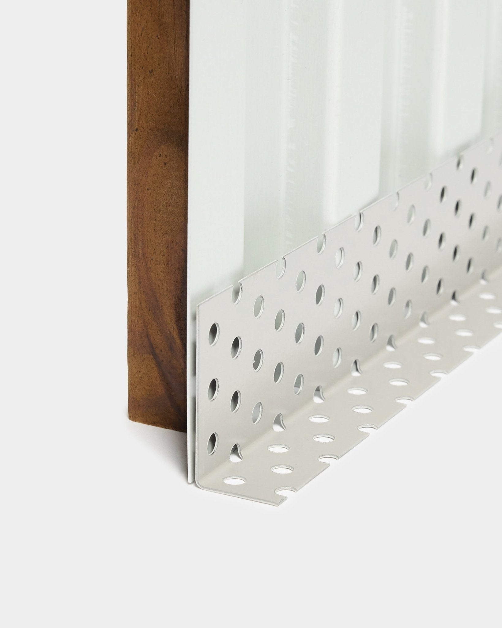 Nahaufnahme eines Aluwood Fassadenpanel-Installationszubehörs: Metall-Eckprofil mit large runden Perforationen, entwickelt für hinterlüftete Hohlräume, 240 cm lang.