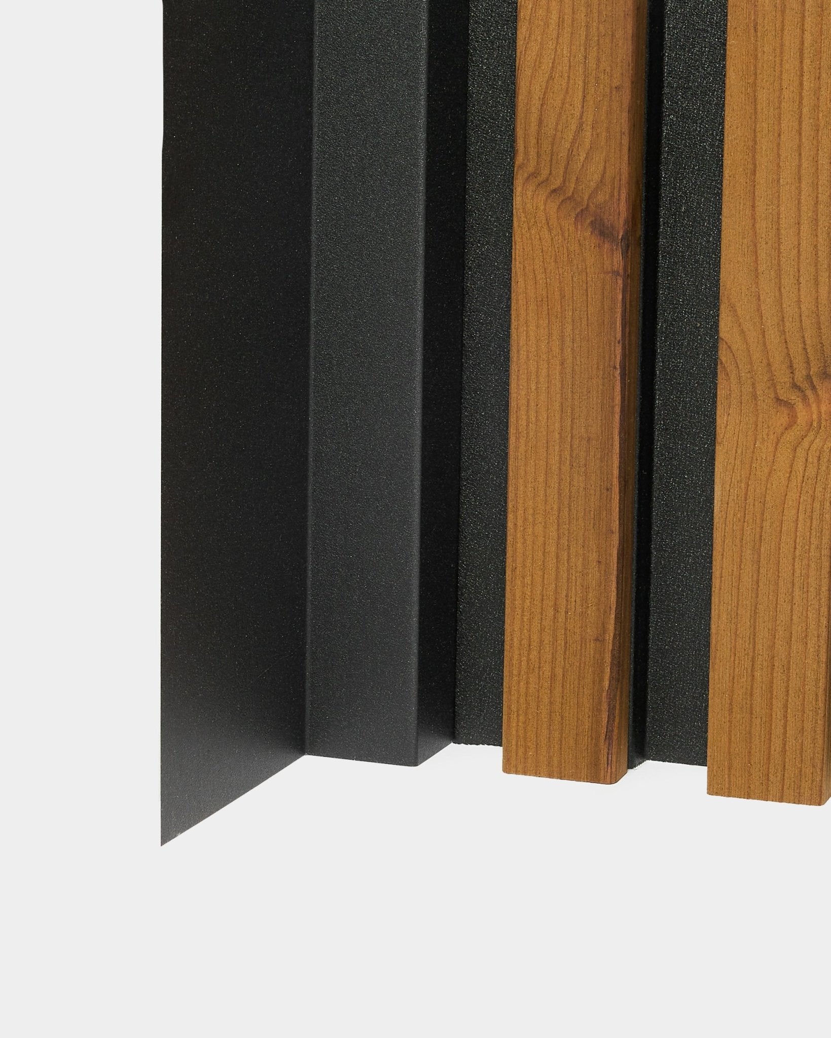 Nahaufnahme der Installation eines WoodUpp Aluwood-Fassadenpaneels, mit vertical black und Holzlamellen mit einem 240 cm langen Aluminium-Endeckprofil.