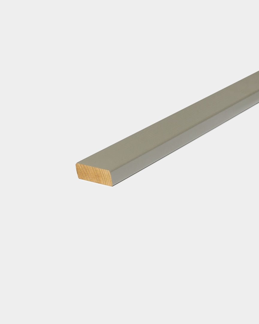 WoodUpp Aluwood/Grey Lamella-Fassadenpaneel, 240 x 4 x 1,8 cm, mit glatter heller brown und grey Oberfläche, entwickelt zur Verkleidung von Außenecken an nordischen Fassaden.