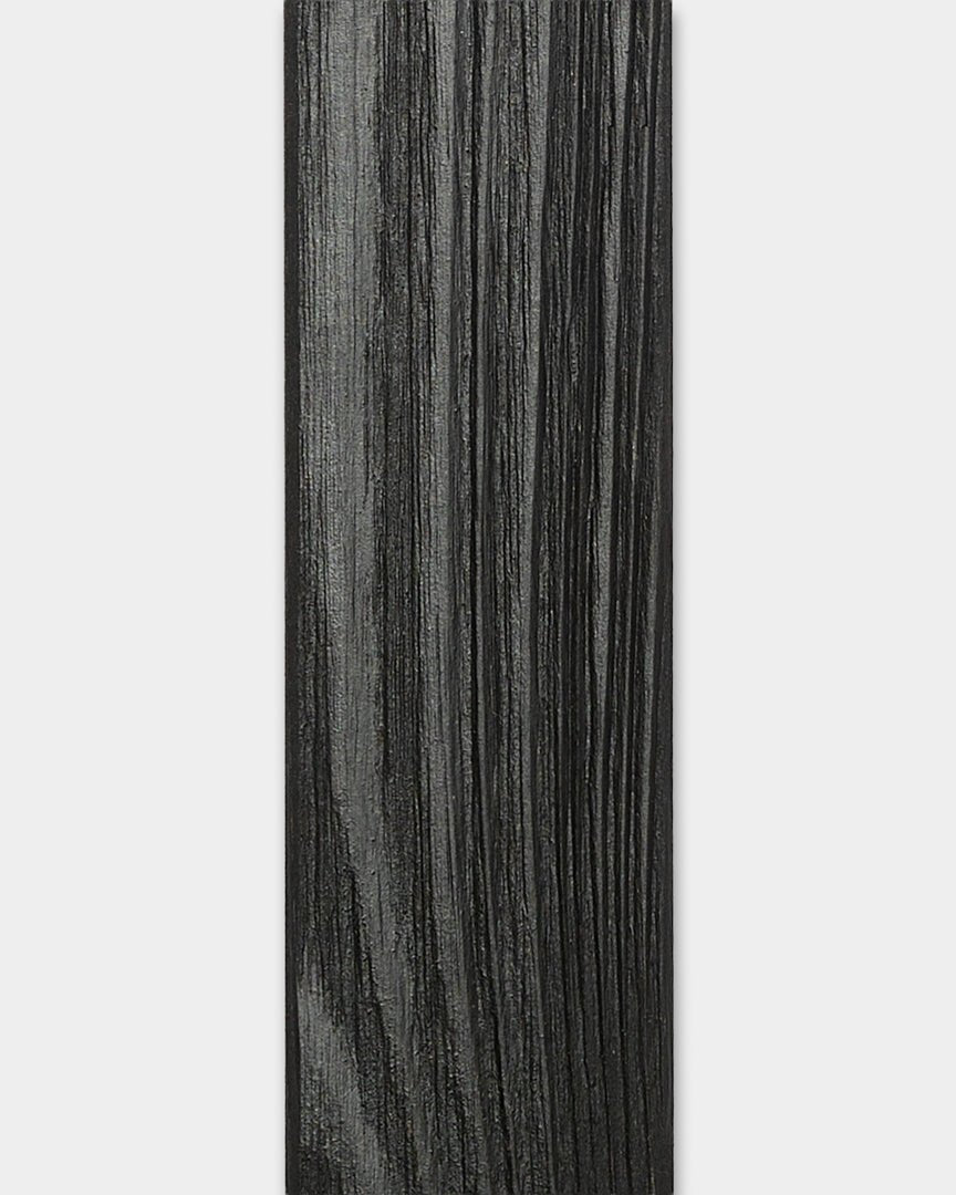 WoodUpp Aluwood Black Lamellen-Fassadenpaneel (240 x 4 x 1.8 cm) mit strukturierter Oberfläche, entwickelt zur Verkleidung von Außenecken an Fassaden.