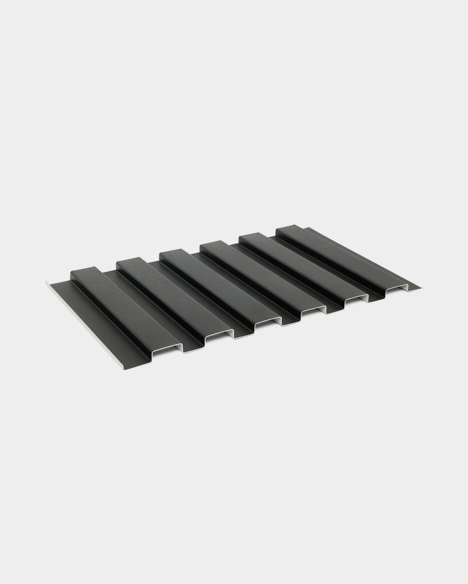 WoodUpp Aluwood Outdoor-Fassadenpaneel-Muster, schlichtes Design in black Aluminium, 45,7 x 27 cm, mit gewellter, geriffelter Form vor weißem Hintergrund.