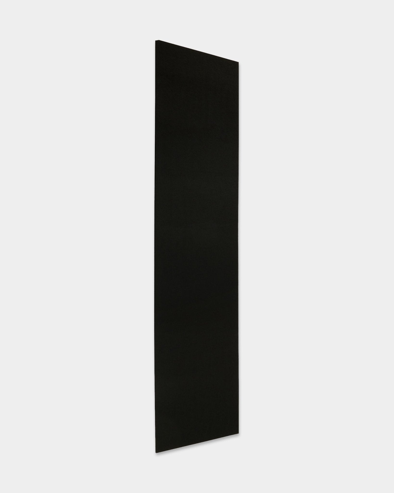 WoodUpp Akupanel Akustikpaneel in Filz/Black-Ausführung (240,1 x 59,8 cm) steht aufrecht vor einem schlichten weißen Hintergrund und zeigt sein nordisch-minimalistisches Design.