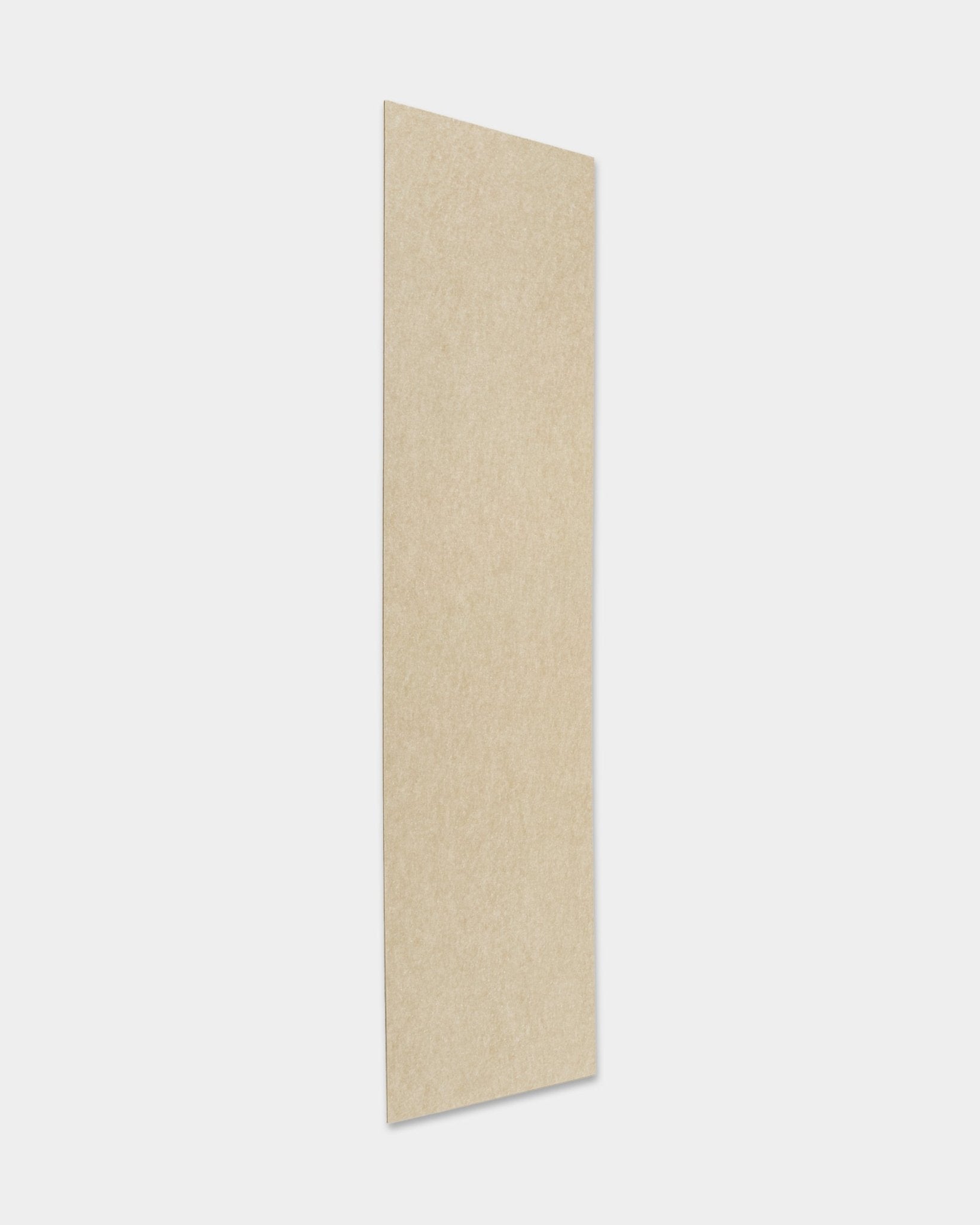 WoodUpp Akustik-Holzpaneel Akupanel in Filz/beige-Ausführung (240,1 x 59,8 cm), vertikal vor einem schlichten hellgrauen Hintergrund montiert.