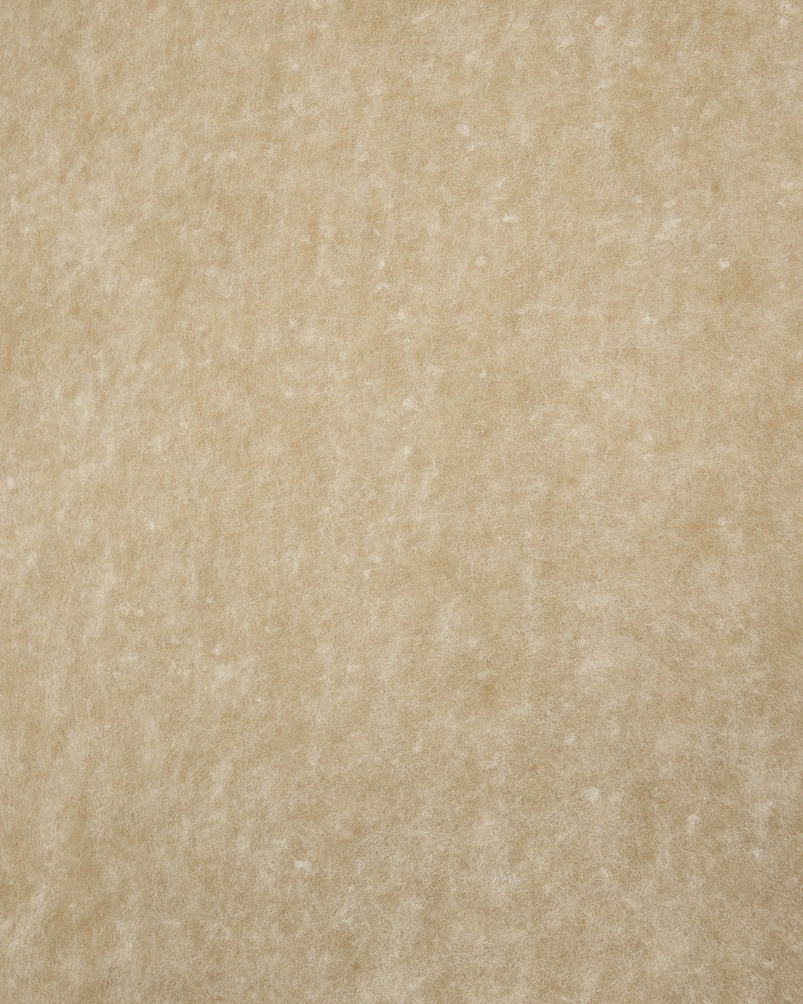 Nahaufnahme von WoodUpp Akustikfilz in beige (240,1 x 59,8 cm), die die feine Textur hervorhebt, geeignet für den Austausch von Akupanel oder Akustikinstallationen.