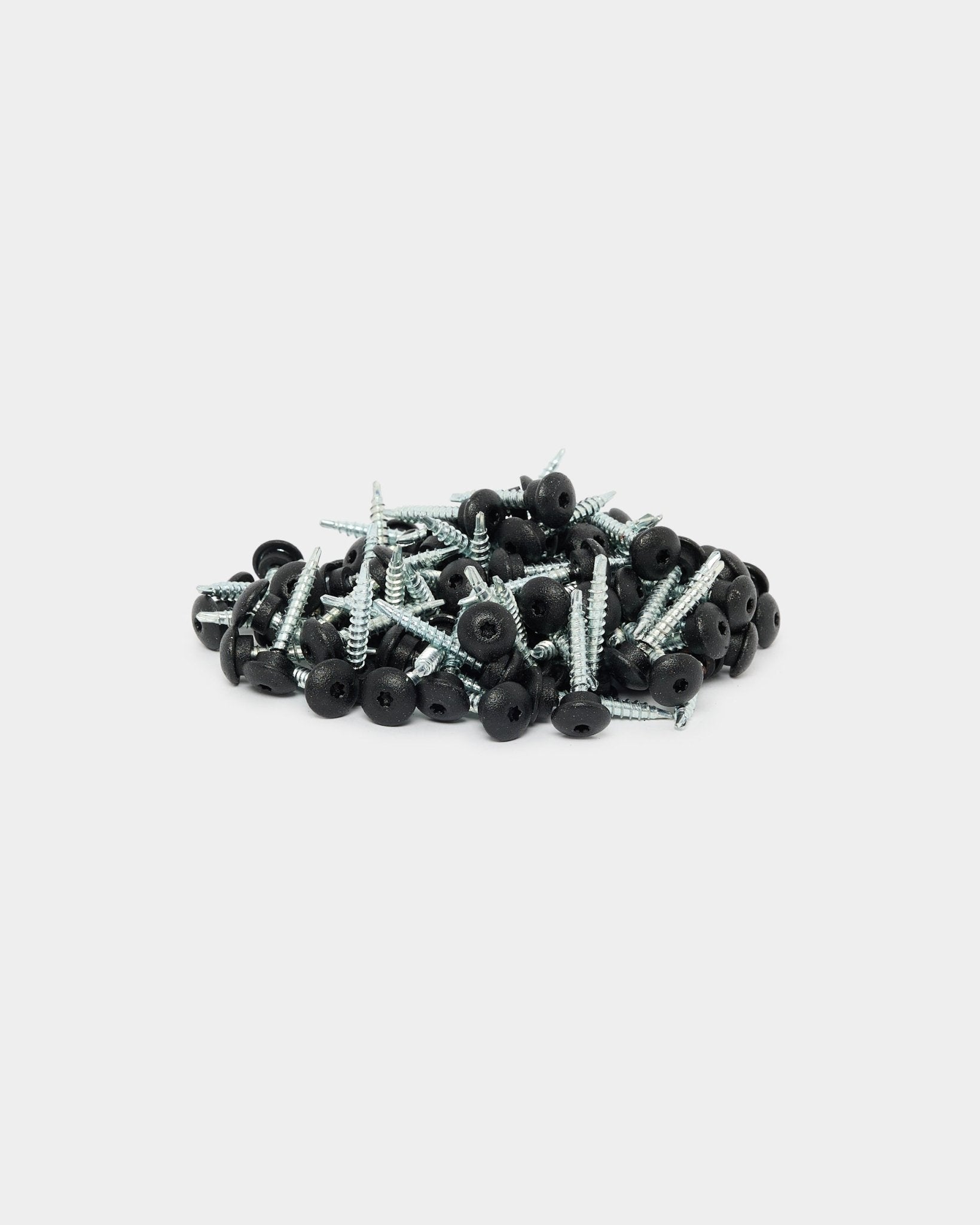Black 4,8x35 mm WoodUpp Frontschrauben mit Ø9,5 mm Unterlegscheiben, 100er-Pack, entwickelt für die sichere Montage von Aluwood Outdoor-Fassadenpaneelen.