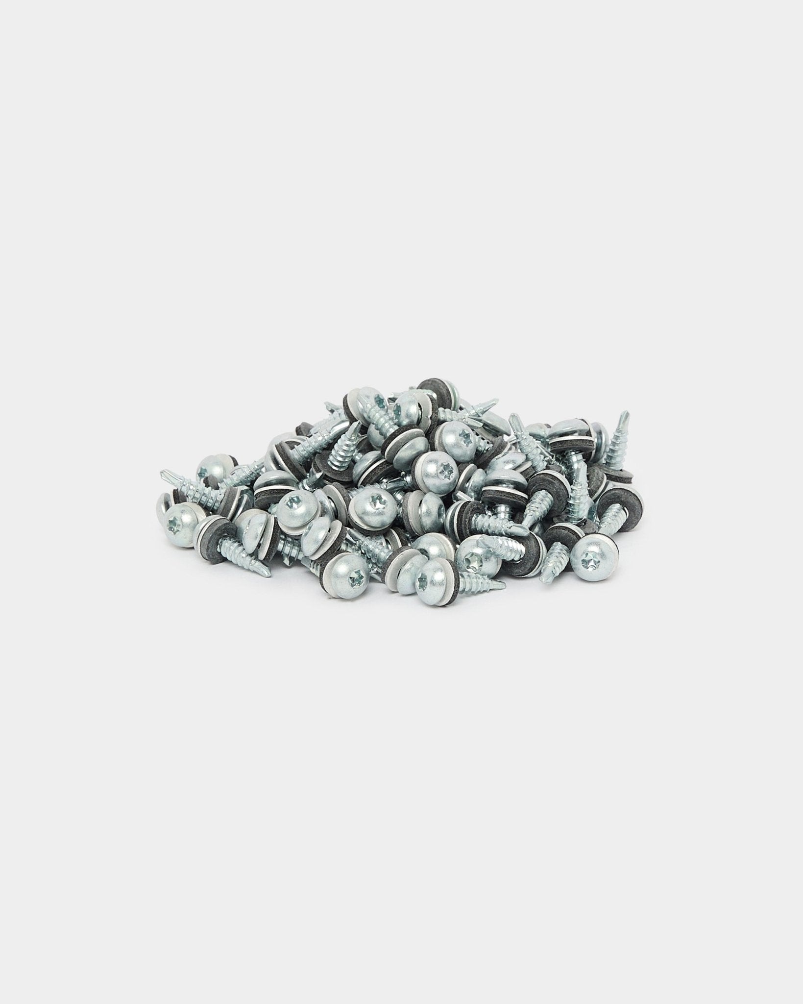 Box mit 100 WoodUpp black Backside Screws 4.8x19 mit Ø10 Unterlegscheibe TX20, geeignet zur Befestigung von Akupanel oder Aluwood Akustik- und Fassadenpaneelen, auf weißem Hintergrund.