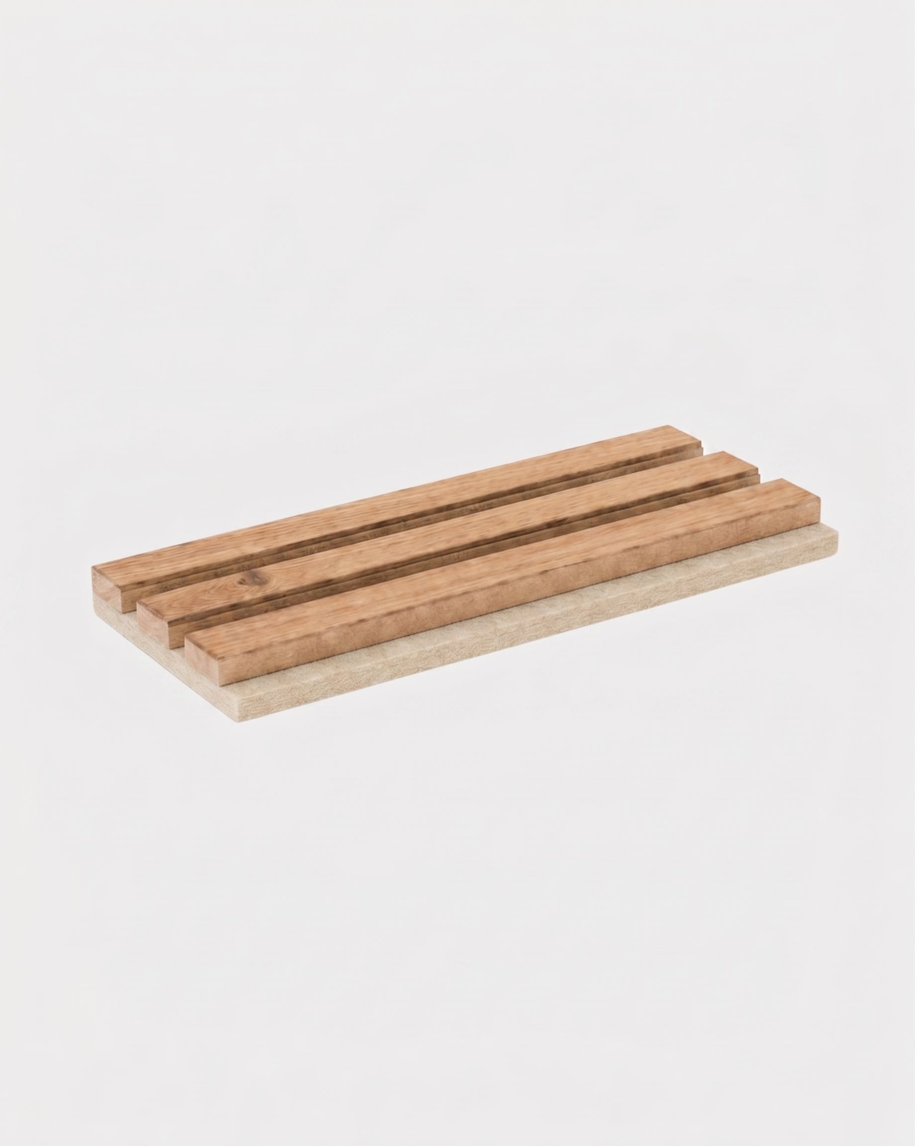 Rechteckige Seifenschale aus Holz mit Rillen auf weißer Oberfläche, auf der ein WoodUpp Akupanel-Muster in „Rustic Natural Oak“, MDF und beigem Filz zu sehen ist.