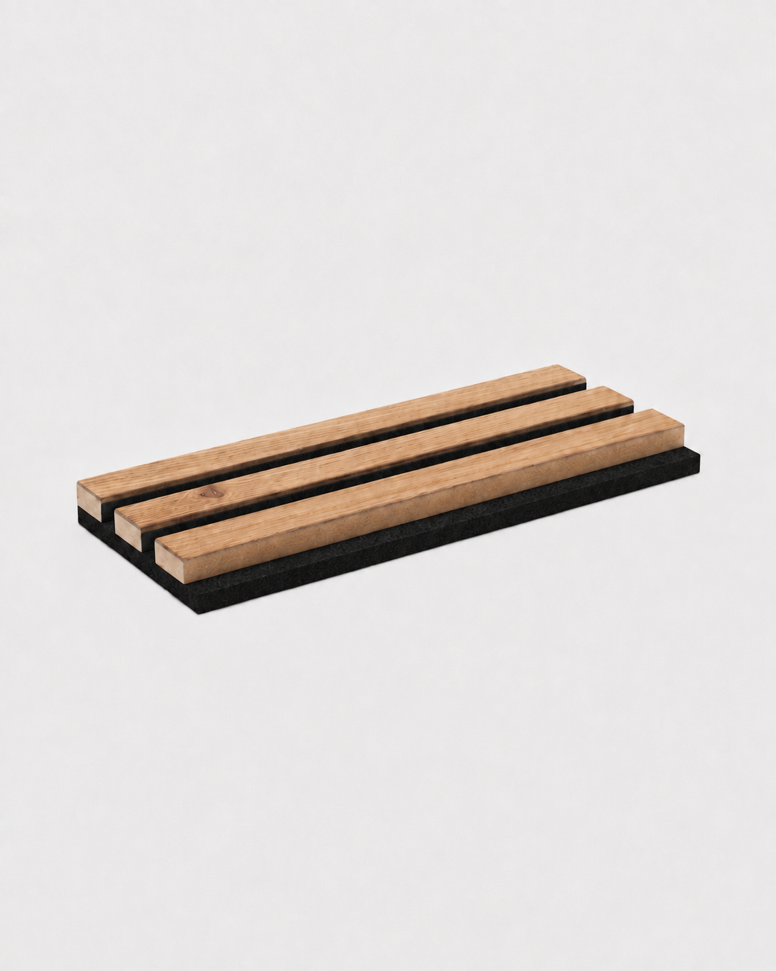 Rechteckige Seifenschale aus Holz mit drei Lamellen und schwarzem Sockel, passend zu den WoodUpp Akupanel-Mustern in „Rustic Natural Oak“, MDF und „Black Felt“.