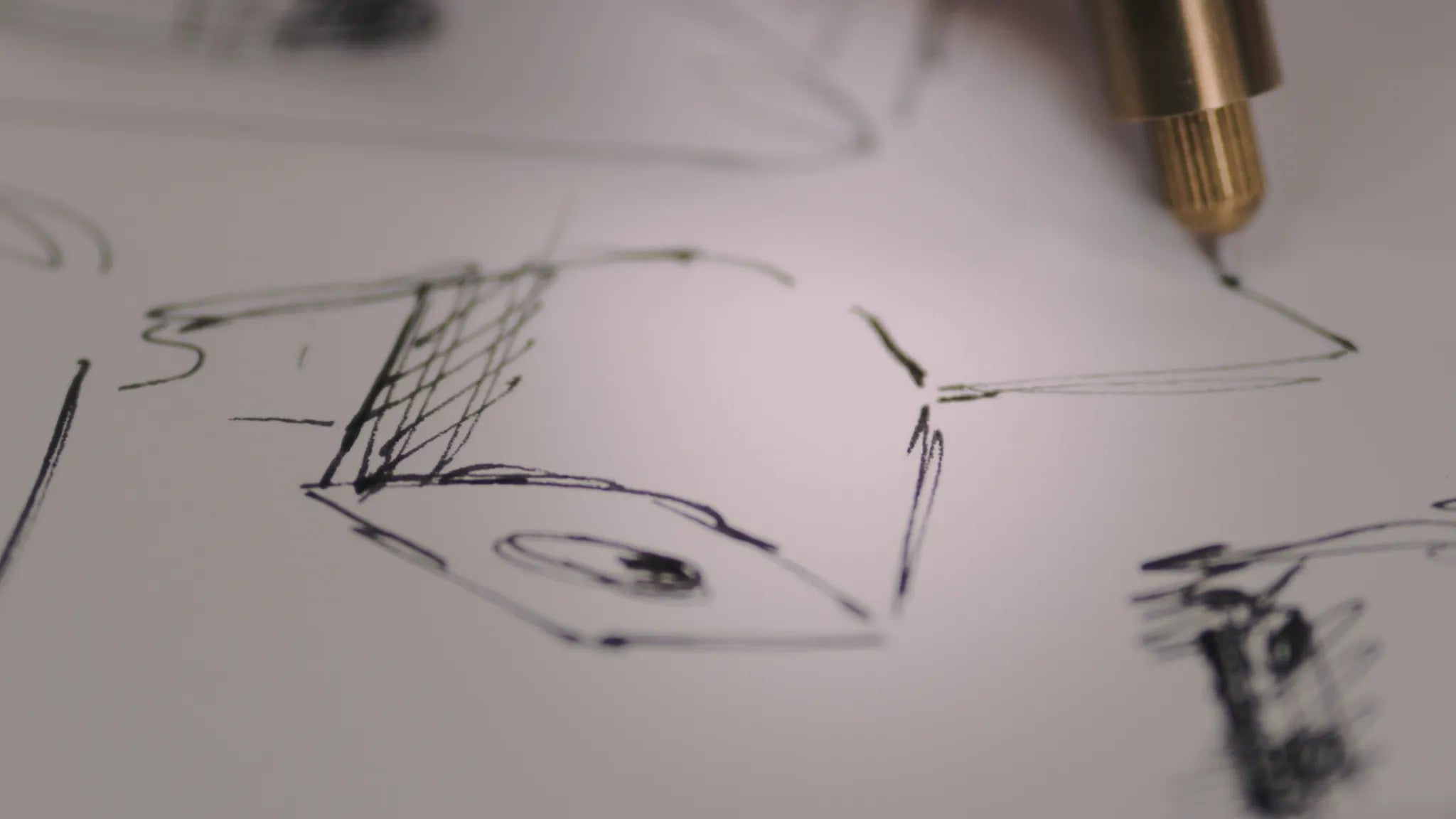 Geometrische Linien aus schwarzer Tinte bilden abstrakte Muster auf weißem Papier, die an das klare, minimalistische Design der nordischen Akupanel-Akustikholzplatten erinnern.
