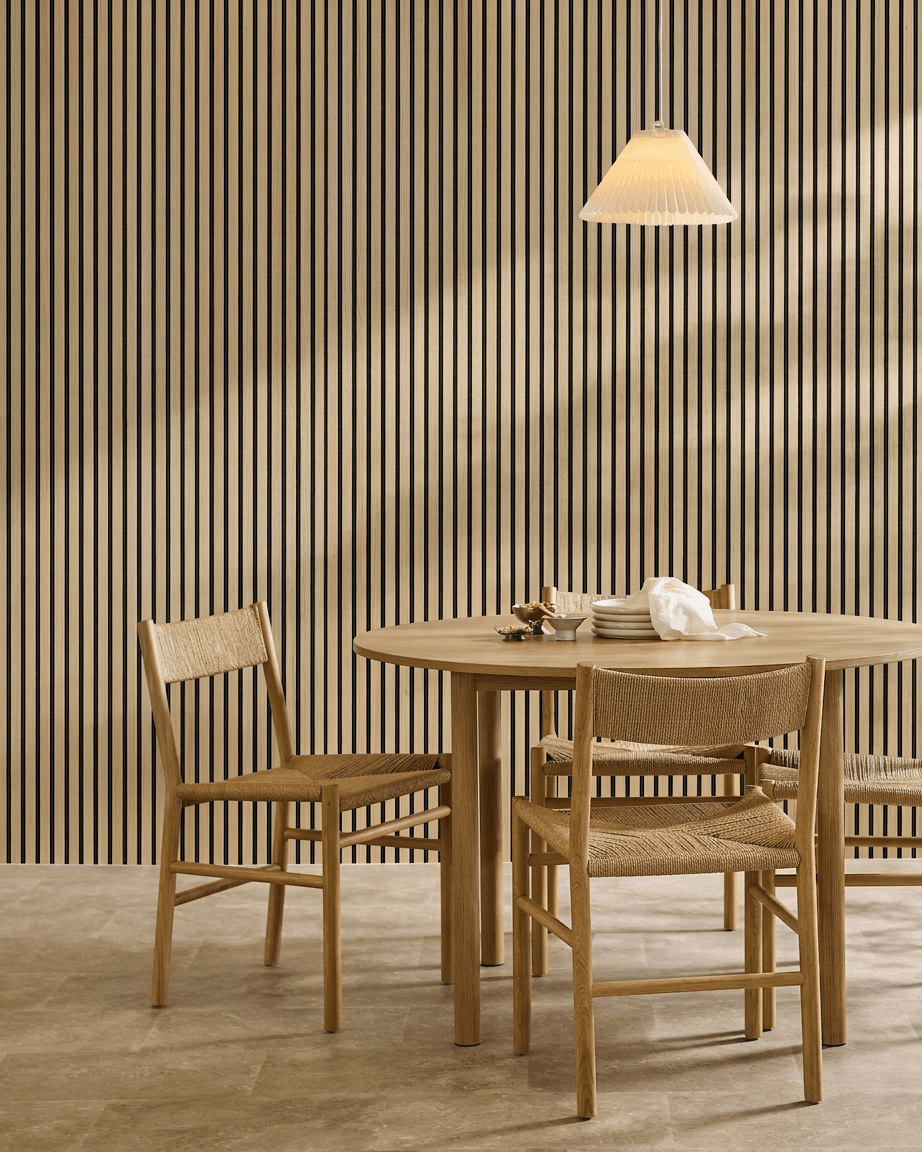 Akustikpaneele in Classic Oak mit black Filz an einer Esszimmerwand