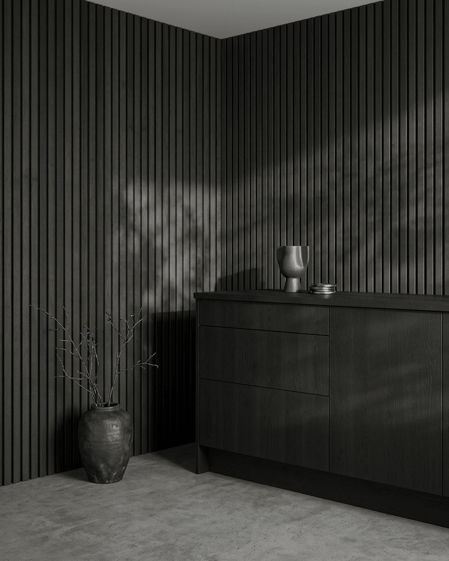 Minimalistischer Raum mit WoodUpp Akupanel Akustikpaneel in Black Esche und black Filz, ergänzt durch skandinavische Deko-Elemente und keramische Akzente.