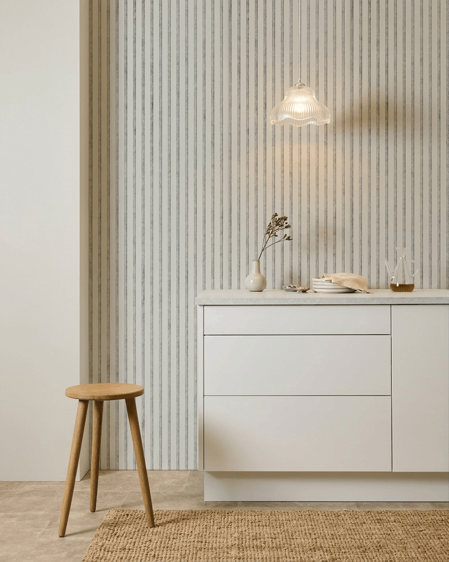 Helle grey Akupanel Akustik-Lamellenwandpaneele – Küchenwand mit weißem Schrank und Holzstuhl