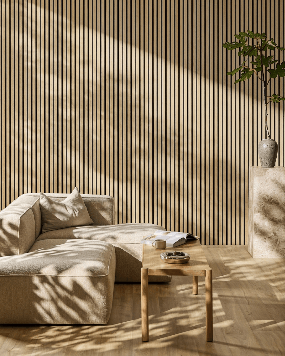 Minimalistisches Wohnzimmer mit beige Sofa, Couchtisch aus Holz, Topfpflanze und WoodUpp Akupanel classic oak Akustikpaneel, durchflutet von Sonnenlicht.