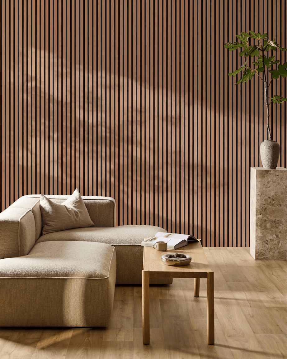 Minimalistisches Wohnzimmer mit beige Sofa, hölzernem Couchtisch, Pflanze auf Steinsockel und WoodUpp Akupanel Akustikpaneel in Clay an der Wand.