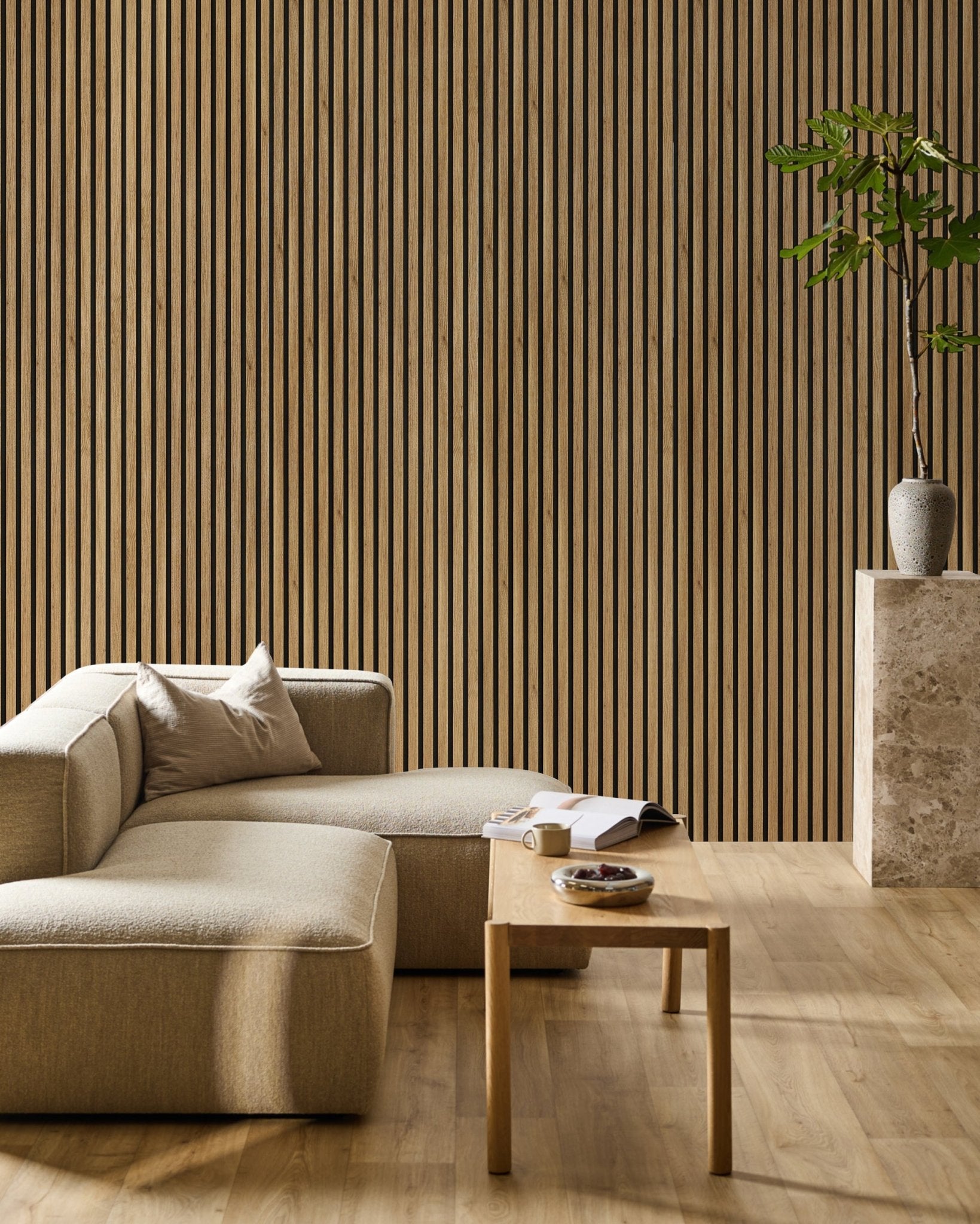 Minimalistisches Wohnzimmer mit einem beige-Sofa, einem Couchtisch aus Holz, einer Pflanze und einem WoodUpp Akupanel Essential Akustikpaneel in Englischer Eiche (240x60 cm) als Akzentwand.