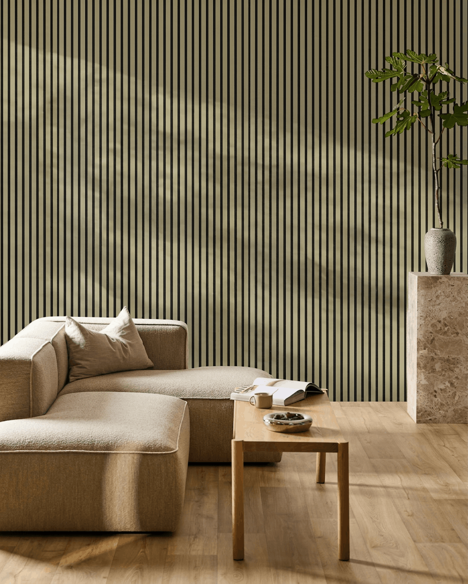 Minimalistisches Wohnzimmer mit beige Sofa, Holzcouchtisch, Topfpflanze auf steinernem Podest und einer WoodUpp Akupanel moss Akustik-Holzpaneelwand.