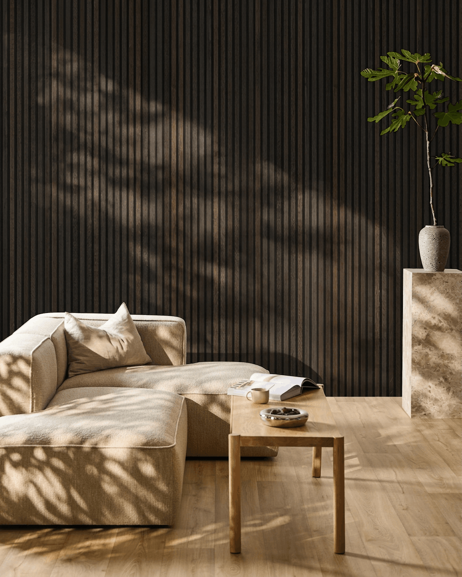 Minimalistisches Wohnzimmer mit einem beige Sofa, Holztisch und Pflanze; an der Wand ist das WoodUpp Akupanel Akustikpaneel in Rustic Smoked Oak zu sehen.