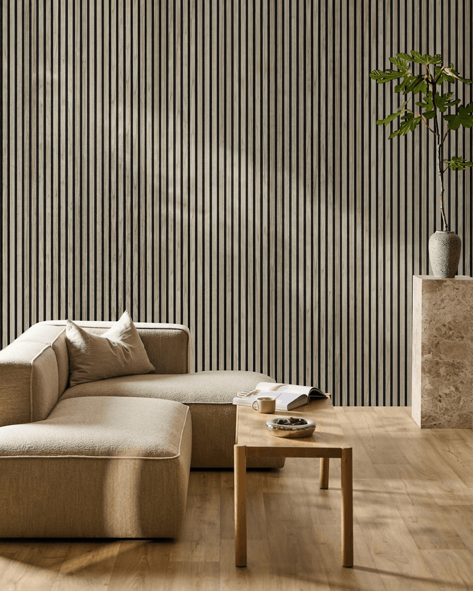 Minimalistisches Wohnzimmer mit einem beige Sofa, Holzcouchtisch, marmornem Pflanzenpodest und WoodUpp Akupanel Akustikpaneel in Weathered Oak an der Akzentwand.
