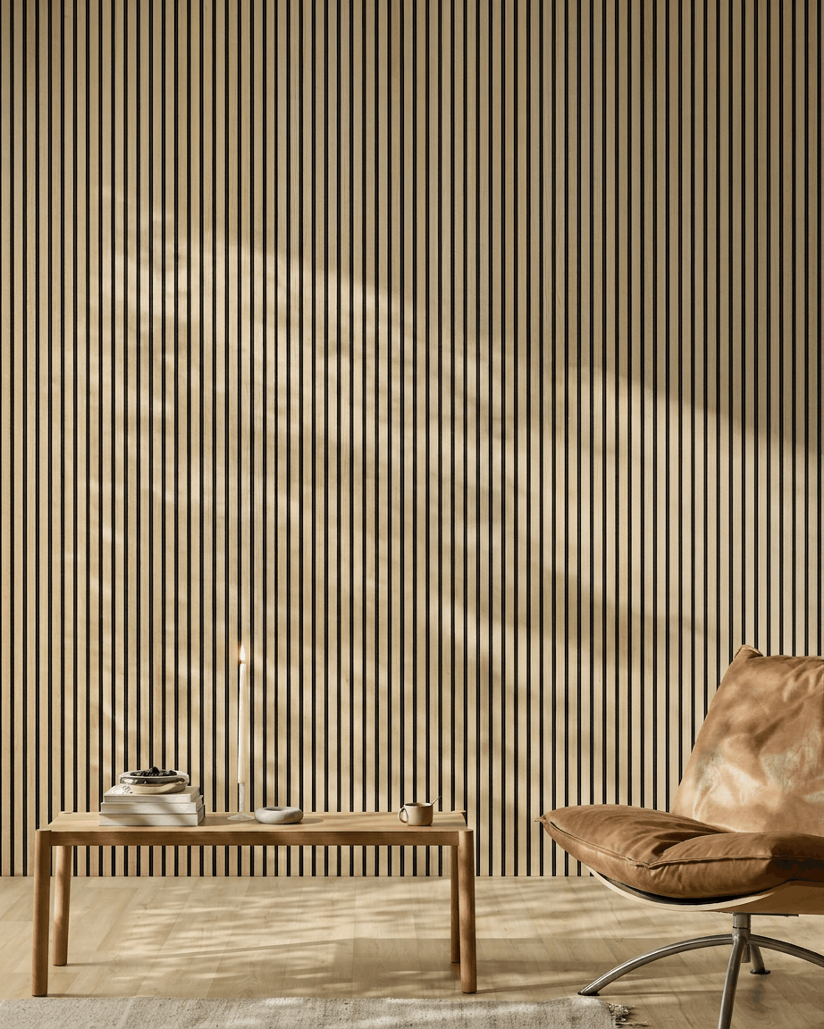Minimalistischer Raum mit einem WoodUpp Akupanel Akustik-Holzpaneel in Classic Oak, Ledersessel, Holztisch, Kerze und Sonnenlicht, das Schatten wirft.