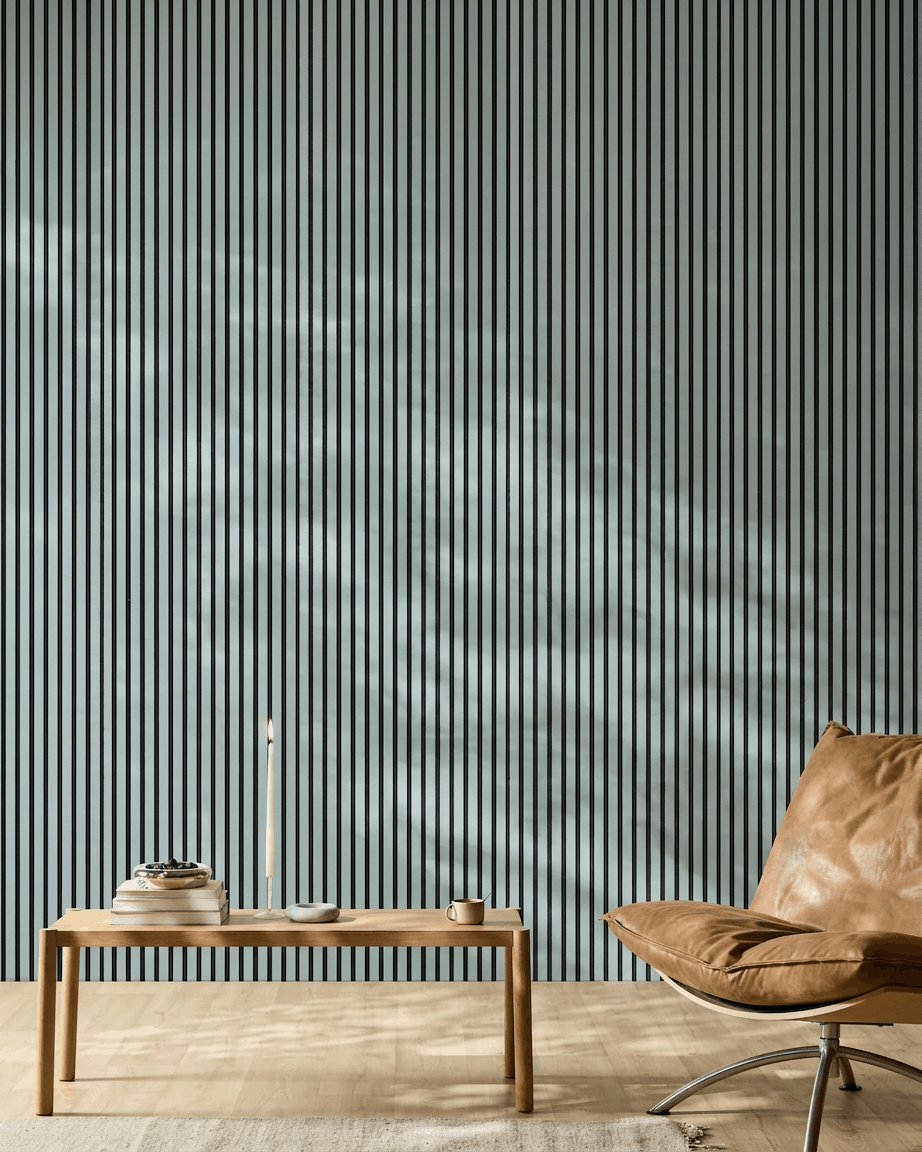 Minimalistischer Raum mit einer Holzbank, Büchern und einem Ledersessel in brown vor einem WoodUpp Akupanel Akustikpaneel in der Farbe Cloud mit black Filz.
