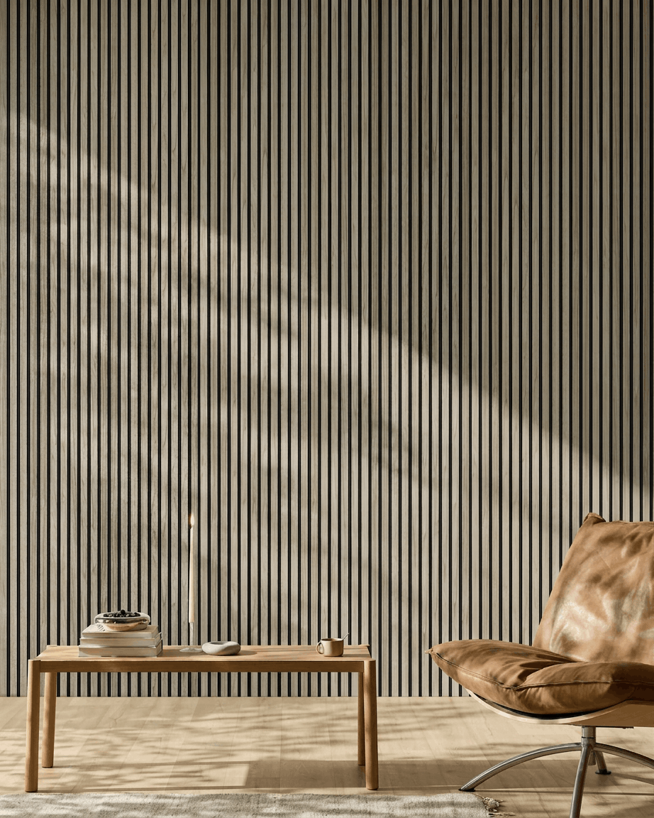 Minimalistischer Raum mit einem 240x60 cm WoodUpp Akupanel in Weathered Oak mit black Filz, Holzbank, Büchern, Kerze, Tasse und einem cognacfarbenen Ledersessel.