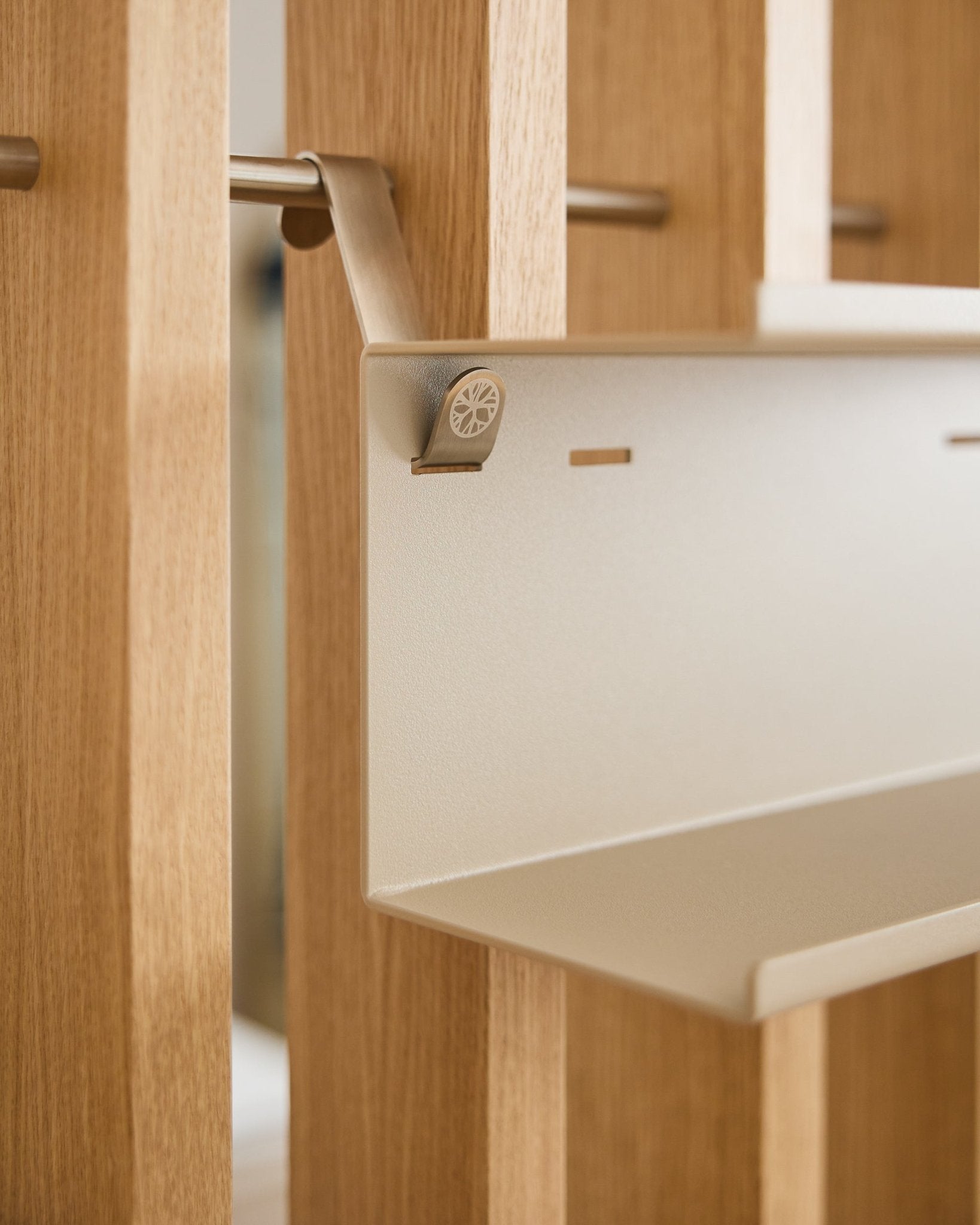 Nahaufnahme des Nell | Double Metal Shelf / BM1 von WoodUpp, ein 31,7 cm langes beige steel Regal aus Metall mit minimalistischem Design, montiert auf einem nordischen Akustikpaneel mit Holzlamellen.