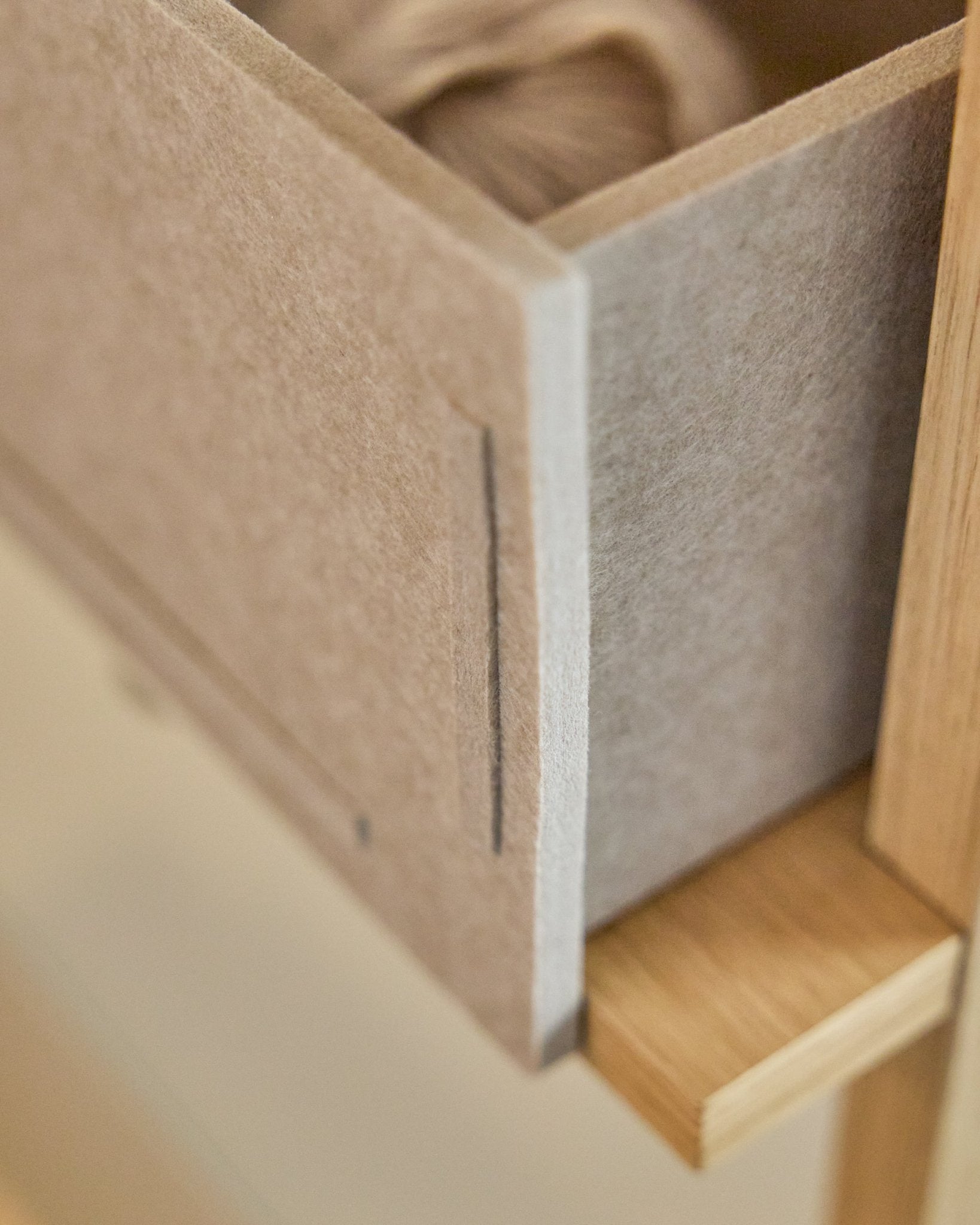 Die Vigg Felt Box / BM2 in Beige von WoodUpp ist eine Schublade aus PET-Filz mit Holzrahmen, gedacht für Aufbewahrung in neutralen Tönen und kompatibel mit Akupanel Systemen.